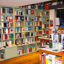 Interno della libreria Hellisbook, sezione letteratura straniera