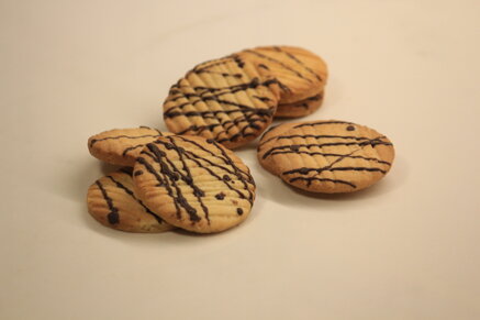 Gli Zenzerosi: Particolari biscotti di frolla arricchiti da farina di nocciole, radice integrale di zenzero fresco macinata, glassatura al cioccolato