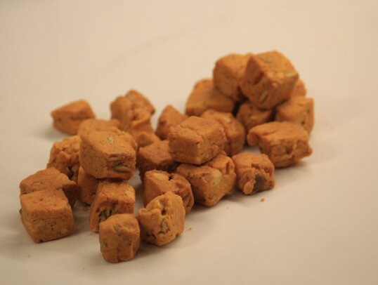 Bruscoli salati: sfizioso snack originale a marchio registrato, a base di frutta secca , speziato. 