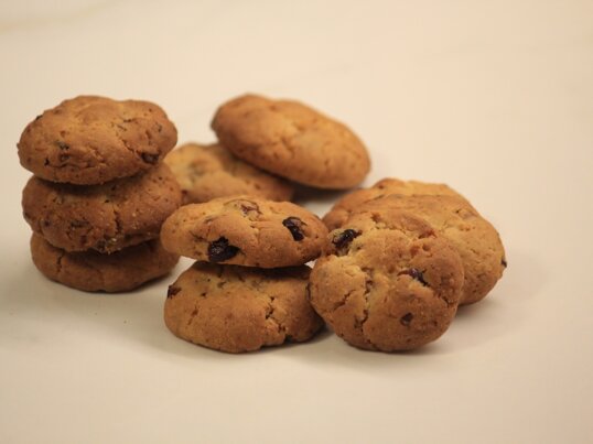 le Roselline: deliziosi biscotti di frolla arricchiti con farina di mandorla, granella di nocciola, mirtilli rossi, cioccolato bianco finissimo.