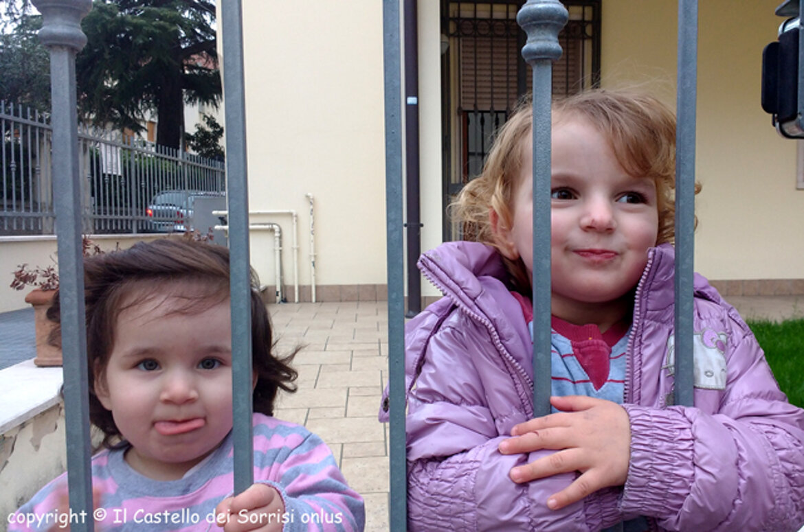 in gabbia con l'amichetta Lorisa in gabbia con l'amichetta Lorisa