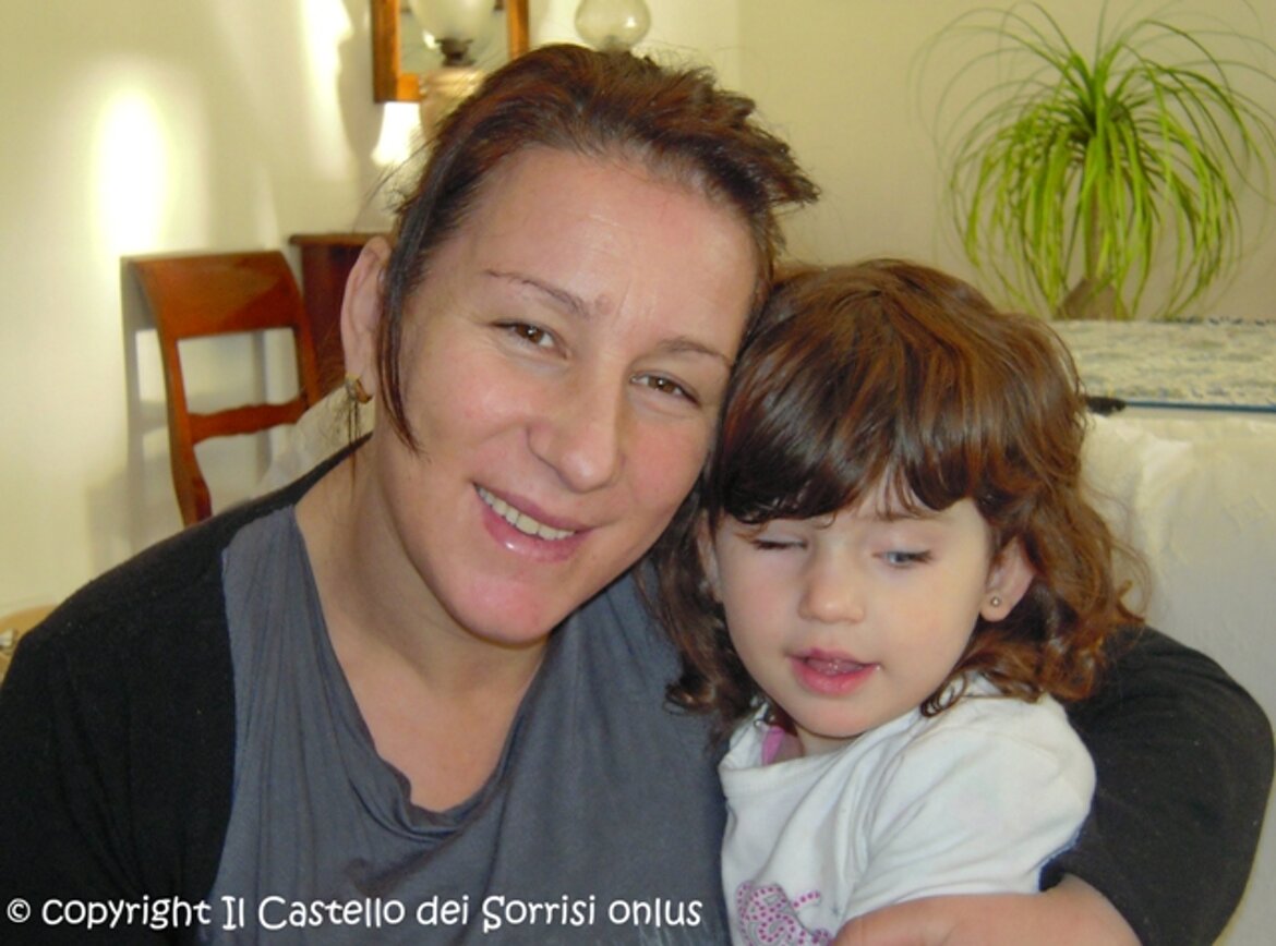 Elmedina tra le braccia di mamma Hyrije Elmedina tra le braccia di mamma Hyrije