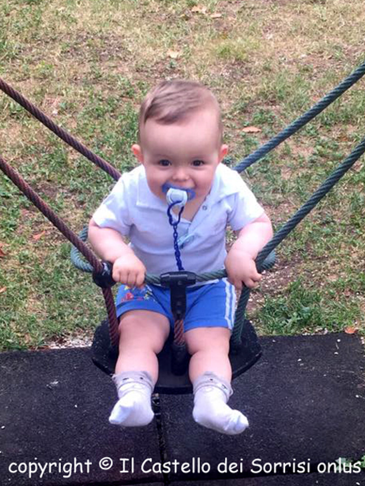 felice sull'altalena felice sull'altalena