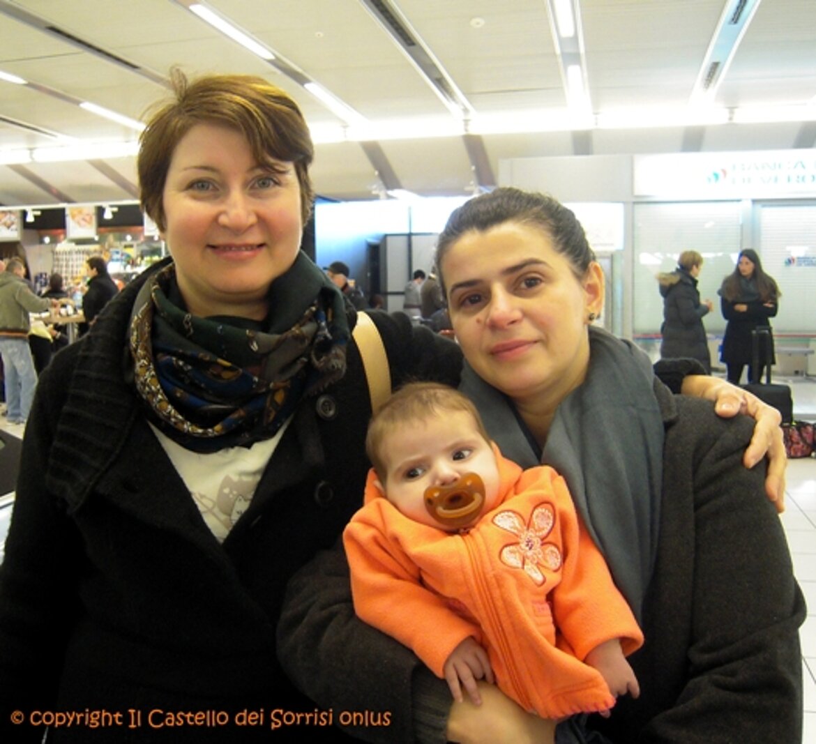Esra in aeroporto, pronta per tornare a casa