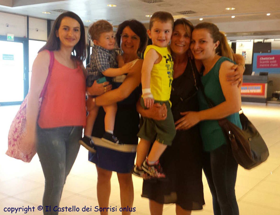 baci e abbracci in aeroporto !!! baci e abbracci in aeroporto !!!