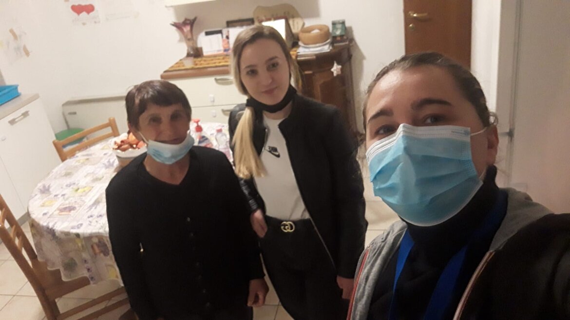 Adelina e mamma all'arrivo in casetta Adelina e mamma all'arrivo in casetta