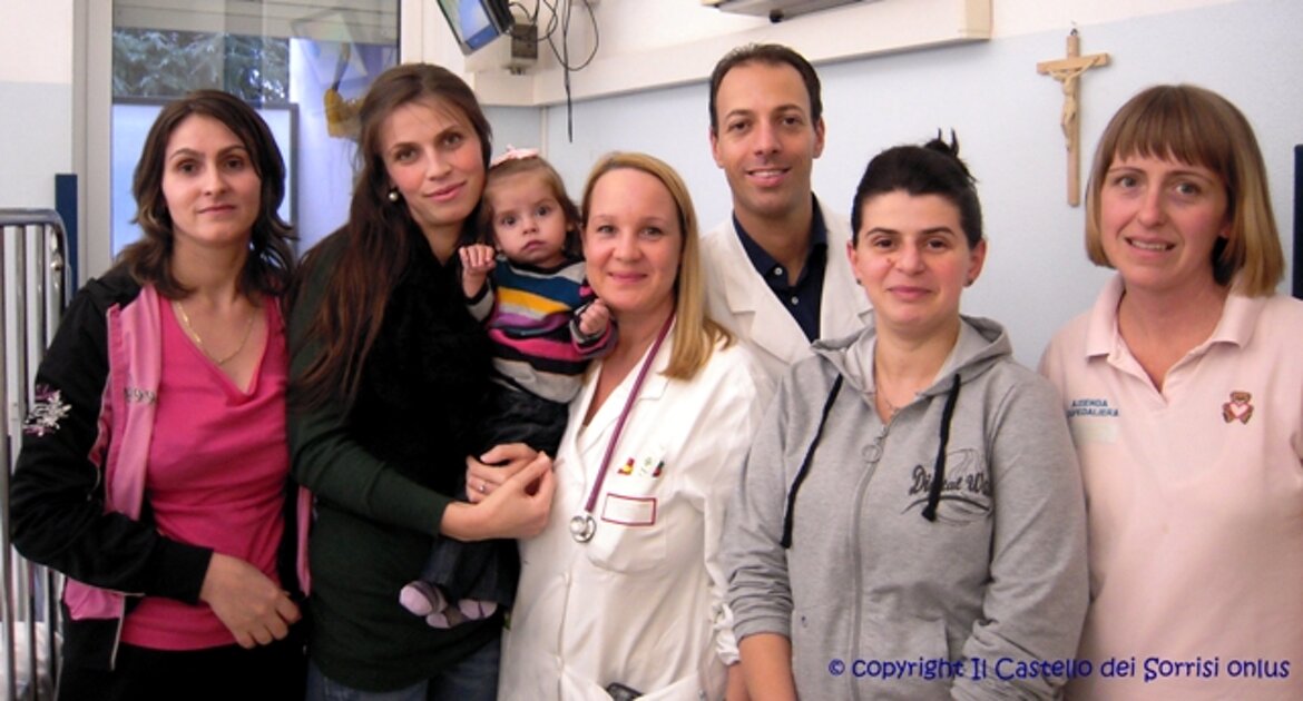 il giorno delle dimissioni Tuana in braccio a mamma Gentiana, salutata dai dottor il giorno delle dimissioni Tuana in braccio a mamma Gentiana, salutata dai dottor