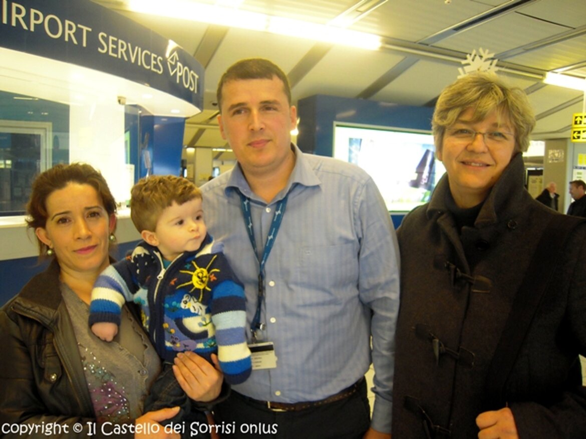 in aeroporto, Emma e Smajli organizzano il rimpatrio