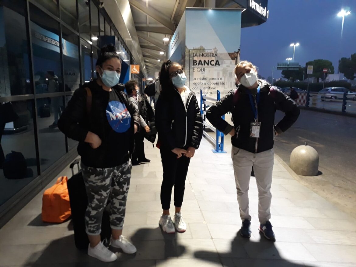 Simulazione di distanza sociale.. in partenza con mamma Eneda e Stefania Simulazione di distanza sociale.. in partenza con mamma Eneda e Stefania