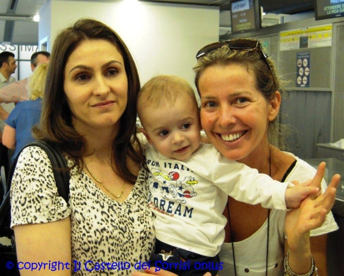 in aeroporto, il saluto di Alessandra