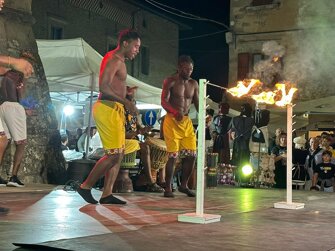 AFRO JUNGLE JEEGS ACROBATS fuoco e percussioni AFRO JUNGLE JEEGS ACROBATS fuoco e percussioni