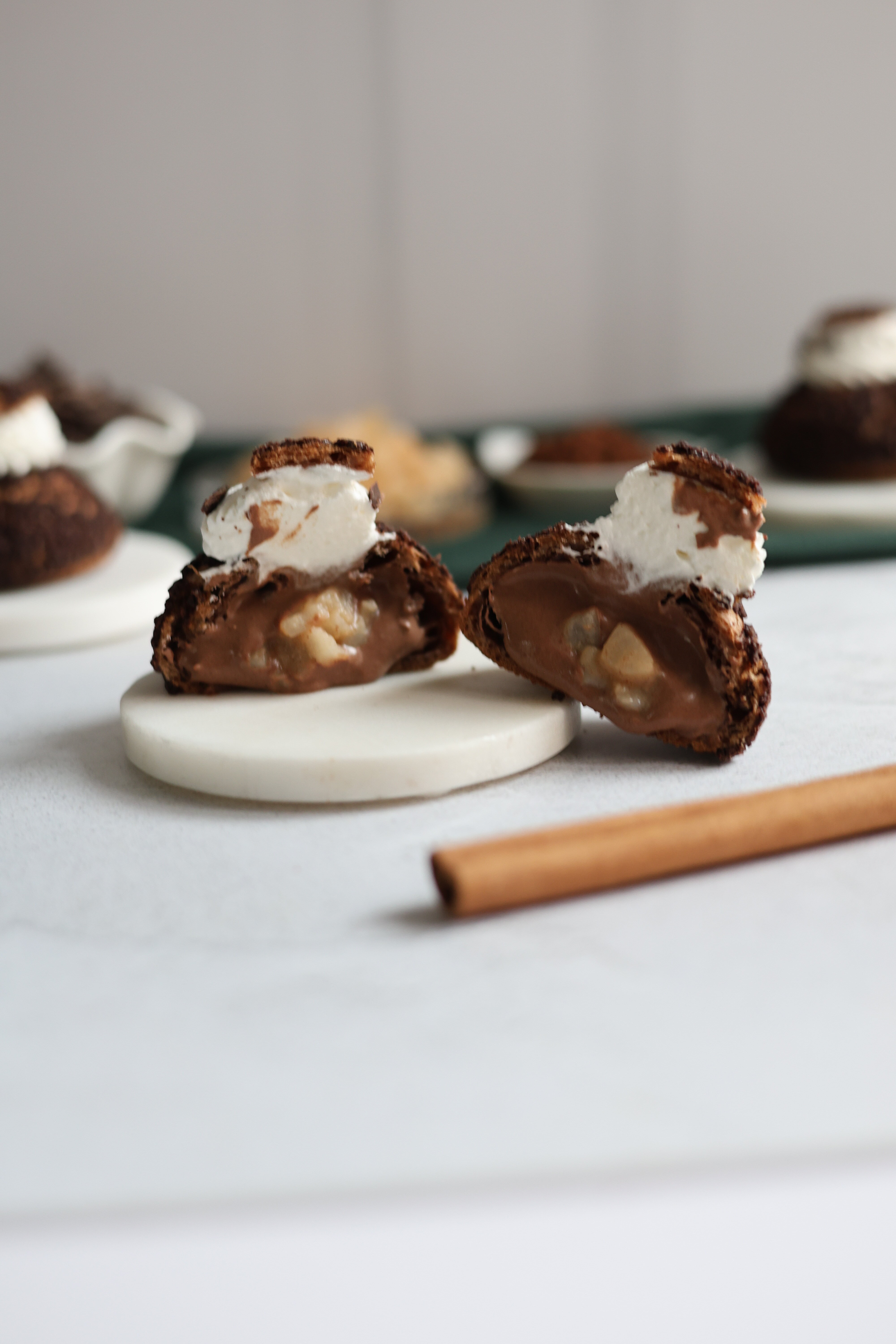 img_2177.jpeg ganache montata, pere caramellate, panna montata, pasta choux al cacao