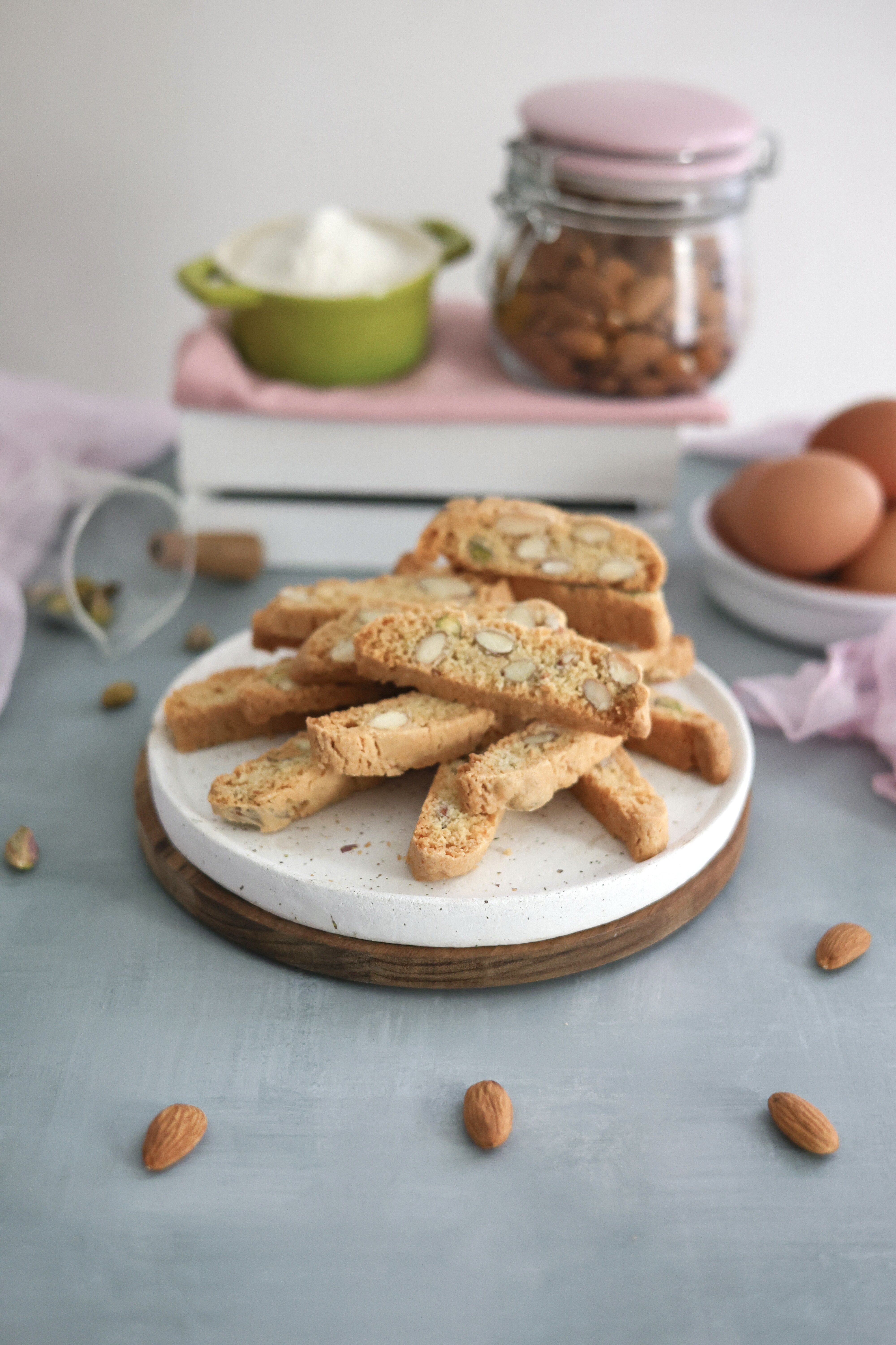 Biscotti tagliati al limone, mandorle e pistacchi