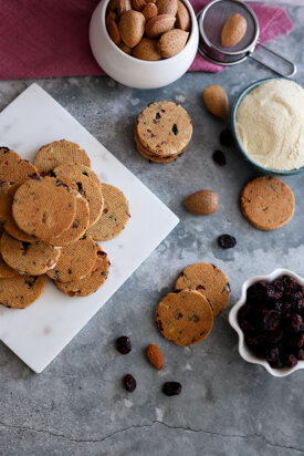 Biscotti al semolino, mirtilli e mandorle