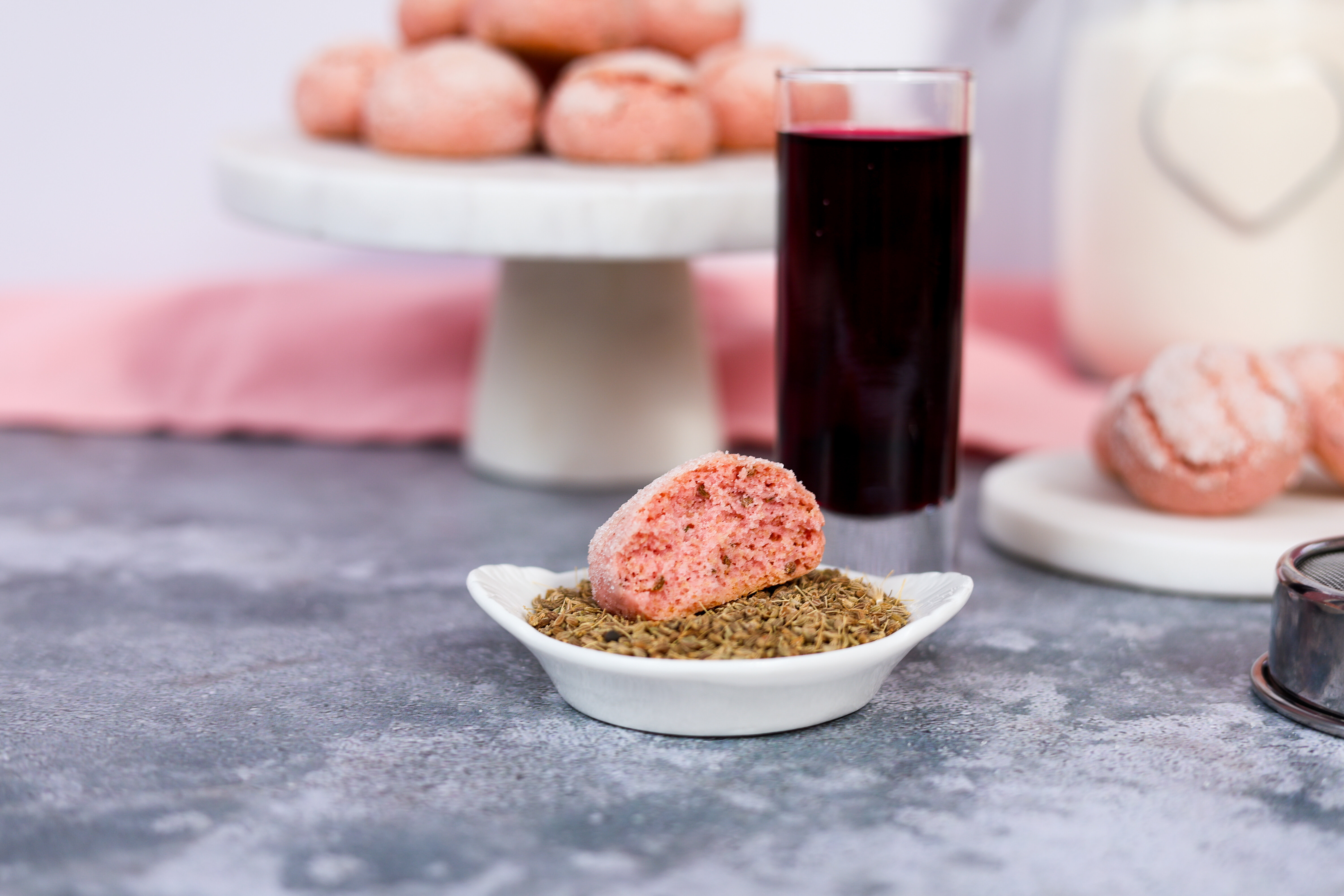Biscotti all'alchermes e anice Biscotti all'alchermes e anice