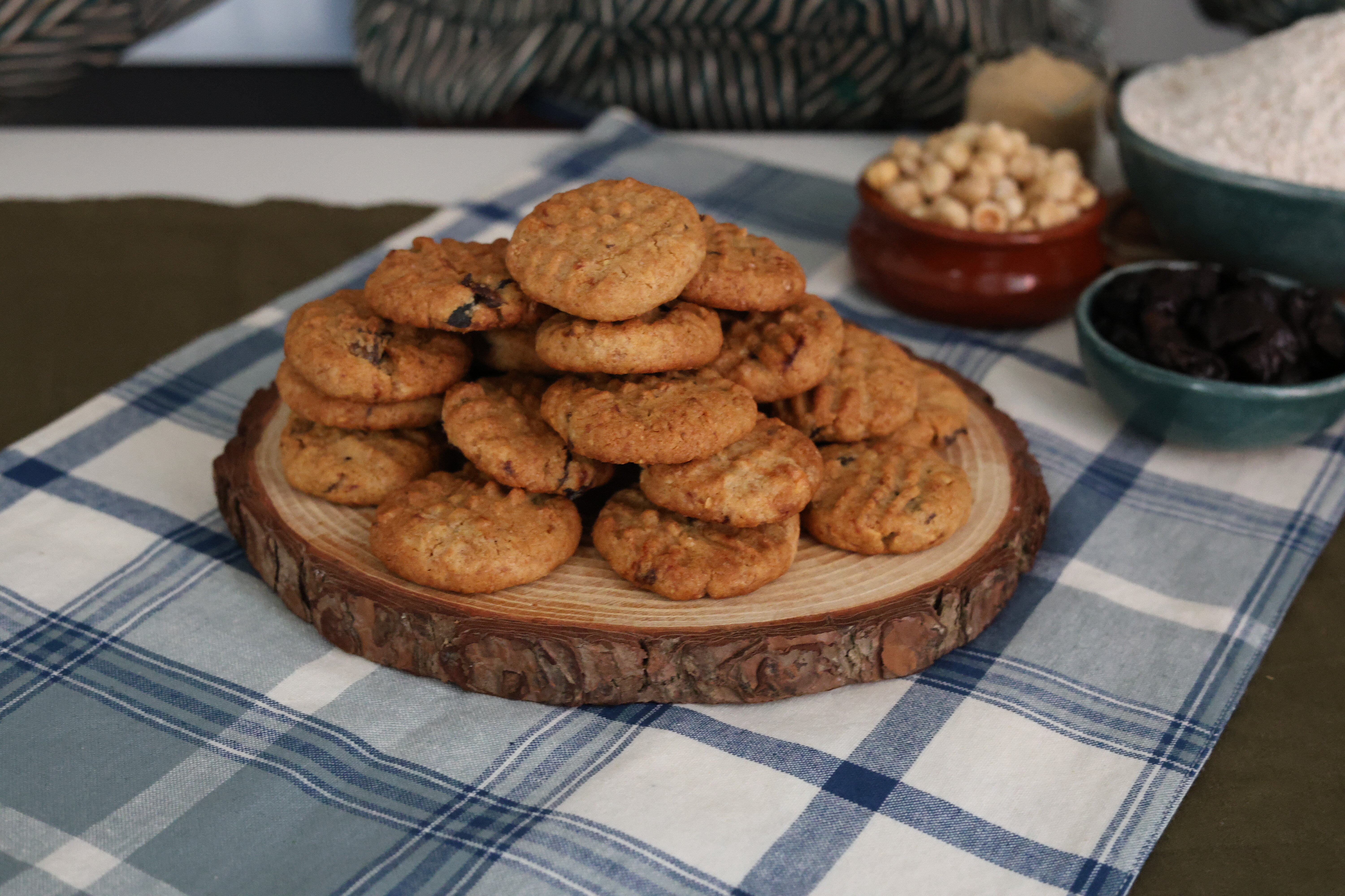 biscotti, biscotti integrali, prugne secche, nocciole