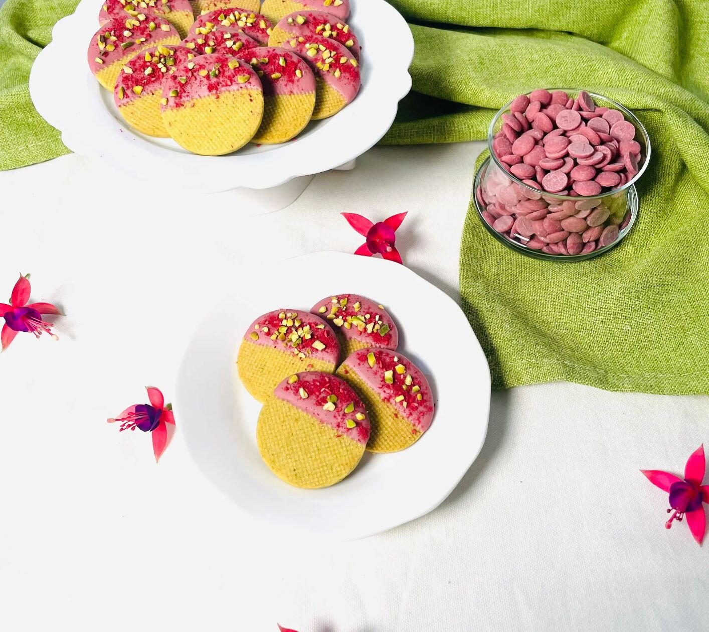 Biscotti al pistacchio, cioccolato ruby e polvere di lamponi
