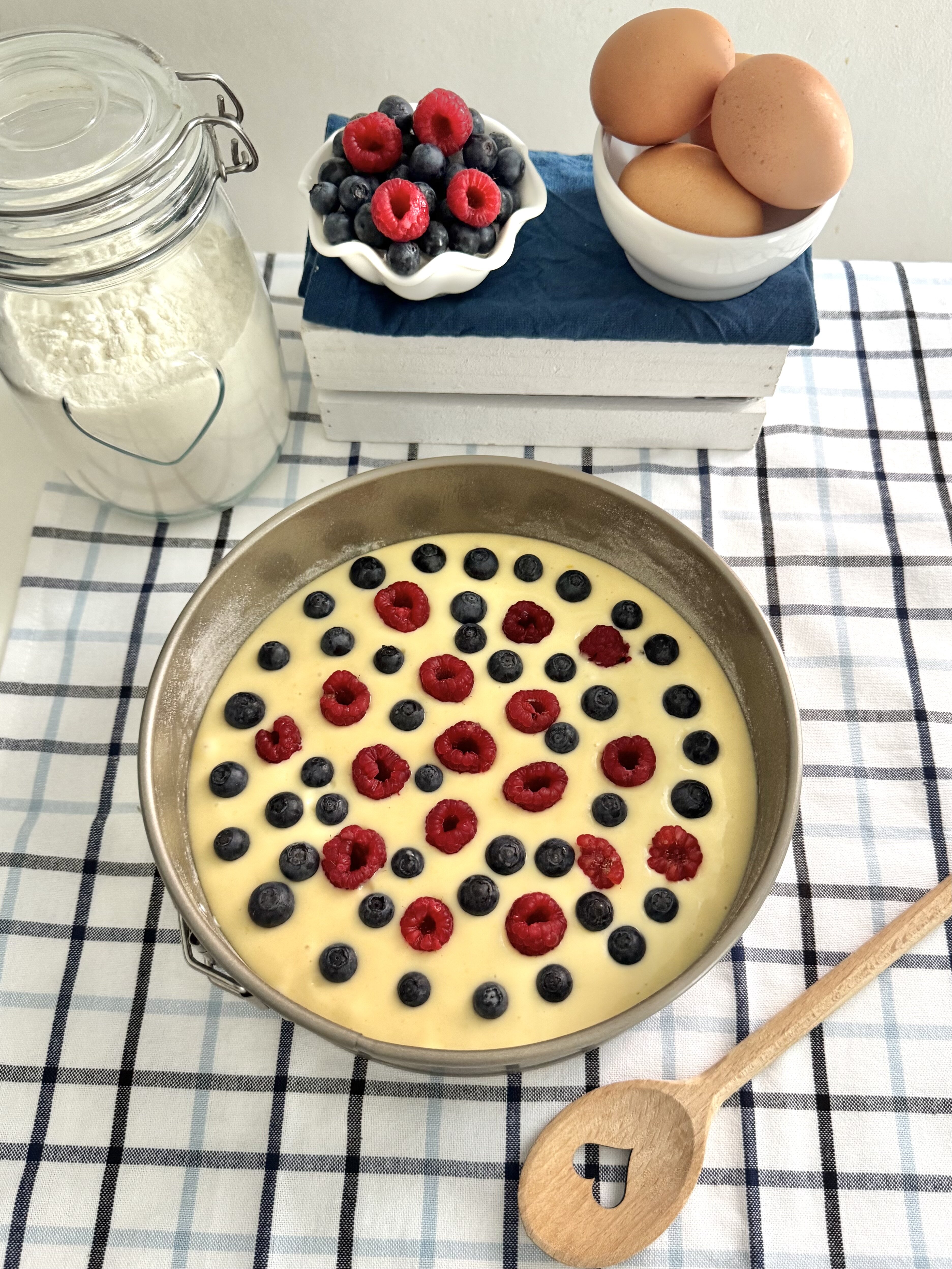 Torta alla ricotta con mirtilli e lamponi