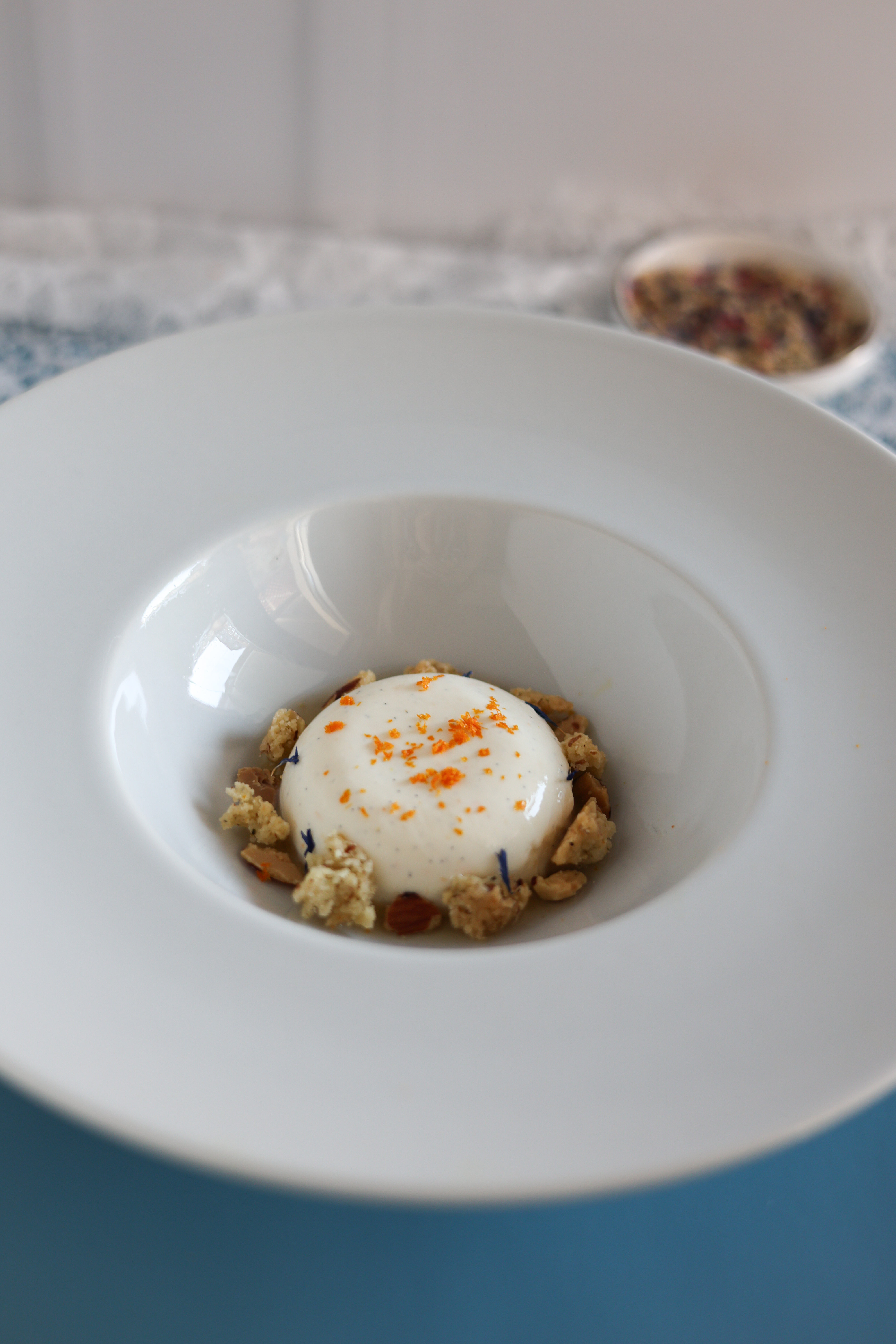 panna cotta, salsa al miele, crumble di mandorle