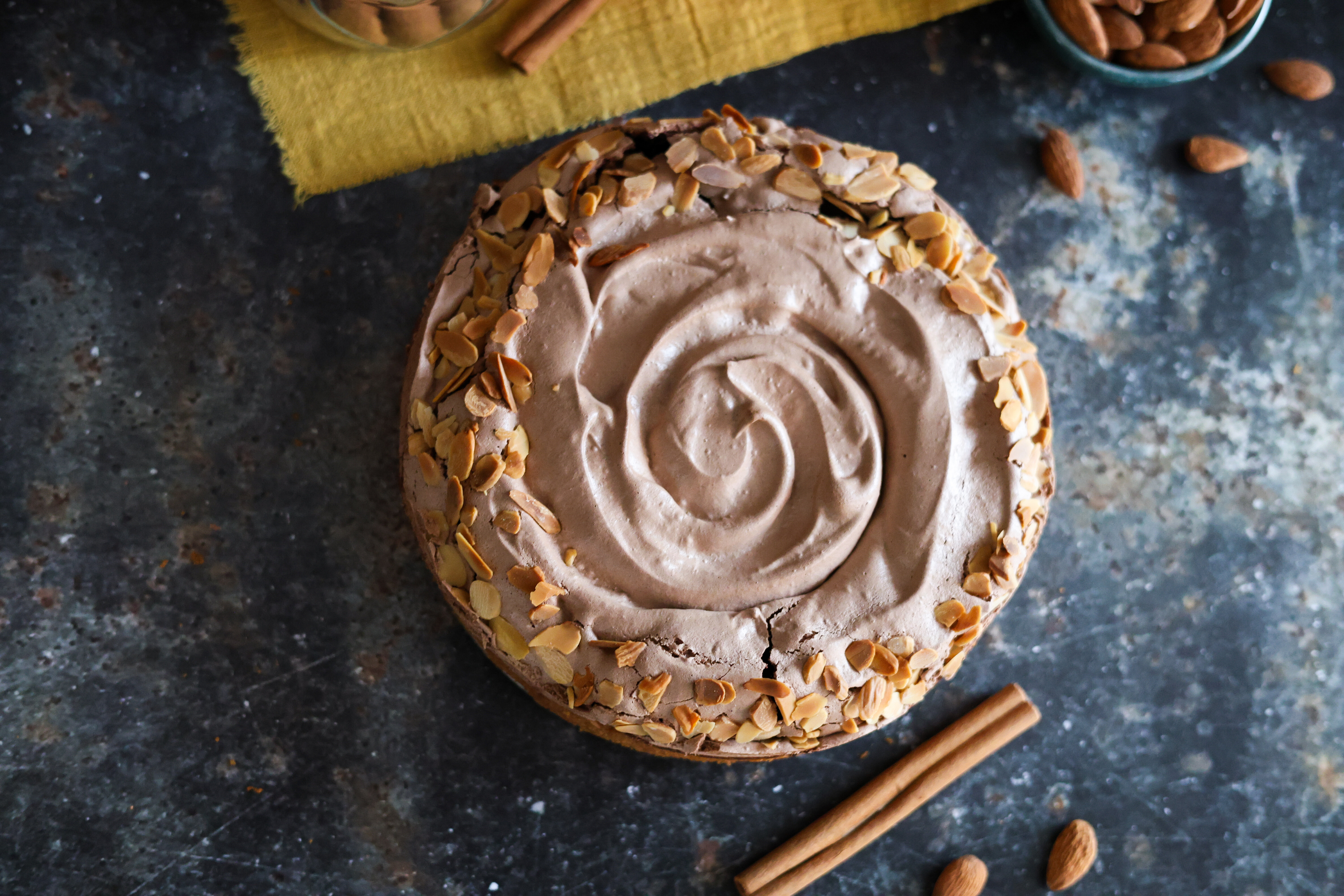 Torta biscotto meringata al cioccolato e mandorle torta meringata, torta al cioccolato, torta alle mandorle, meringa al cacao