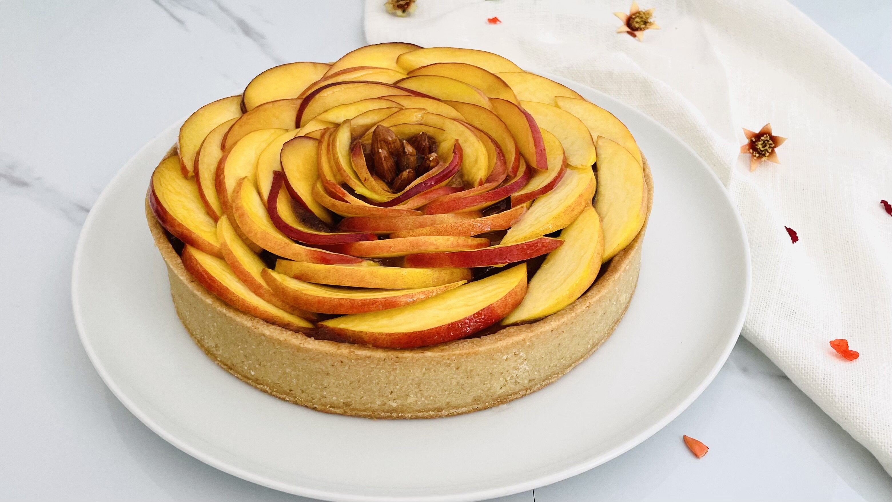 Crostata alle pesche, mandorle e vino cotto