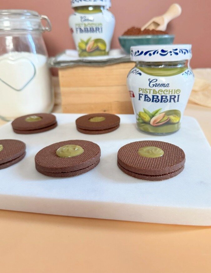 Biscotti occhi di bue al cacao e pistacchio