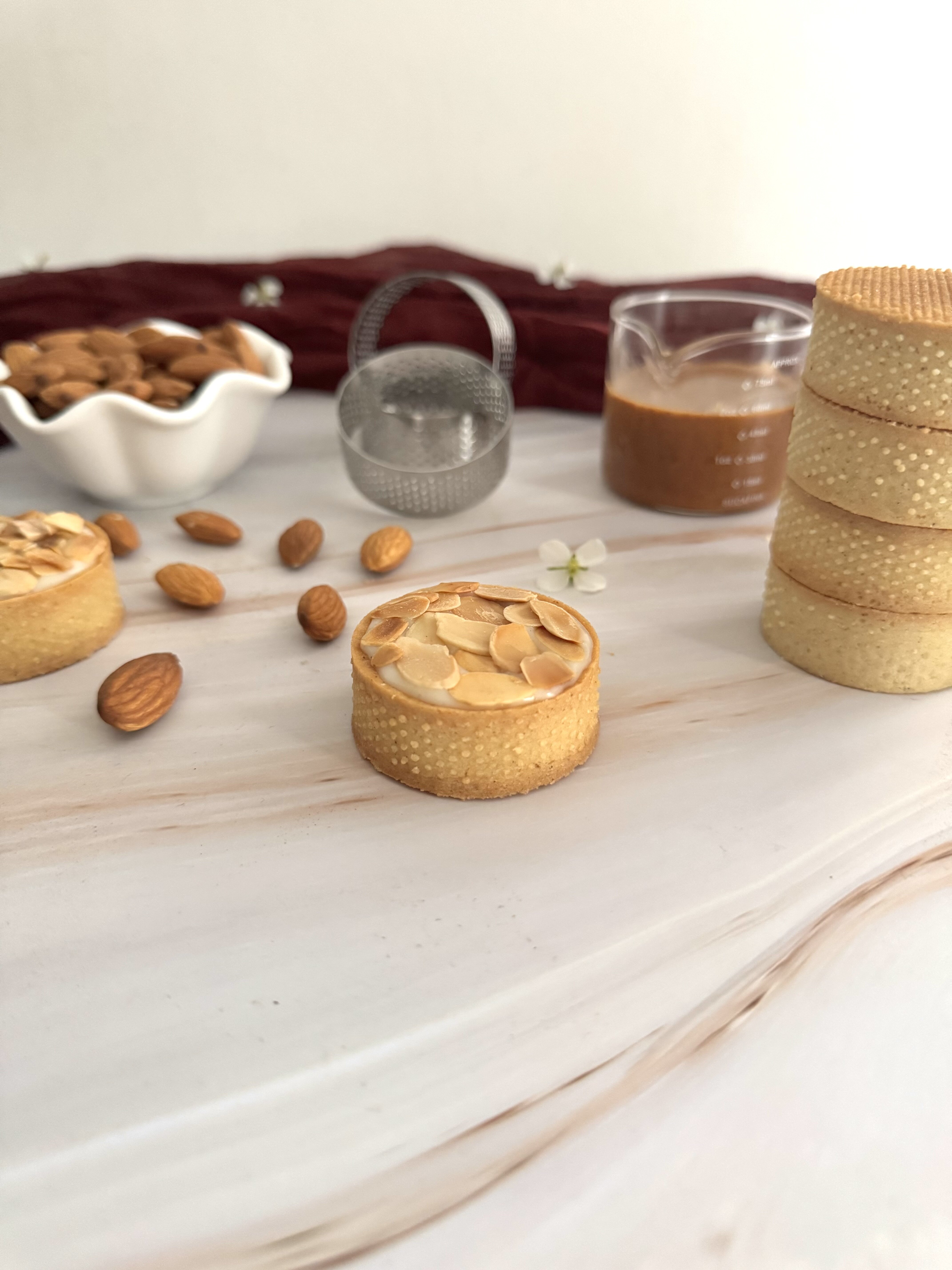 Crostatine al pralinato e cioccolato bianco