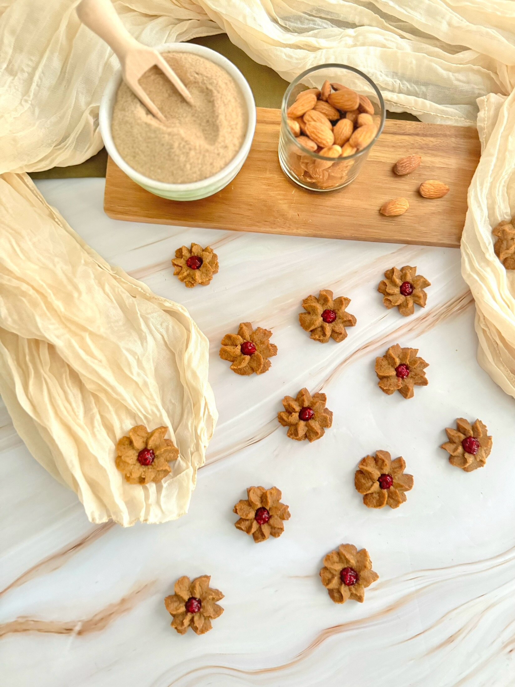 Biscotti al grano arso, mandorle tostate e lamponi