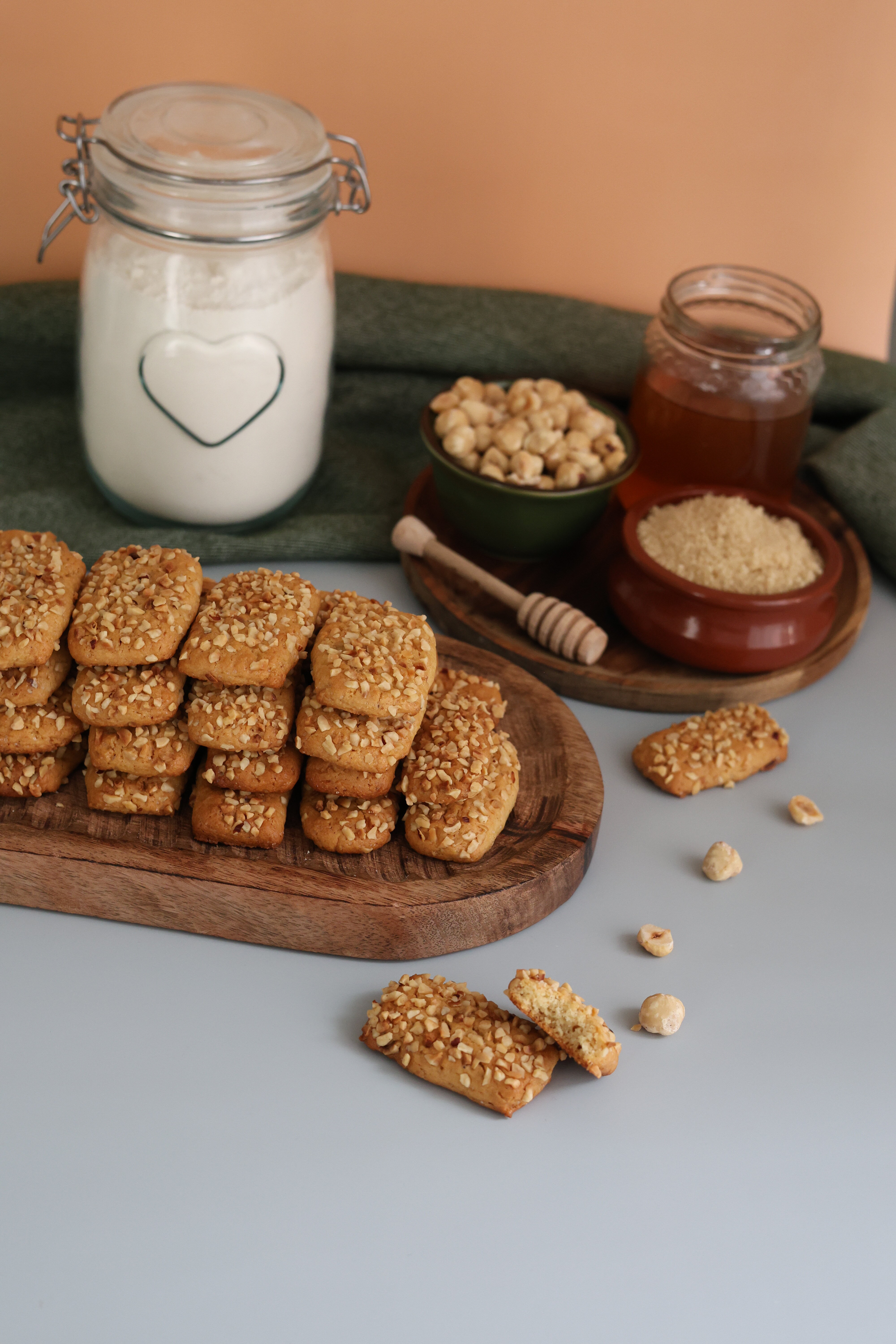 Biscotti nocciole e miele biscotti nocciole e miele, biscotti, nocciole, miele