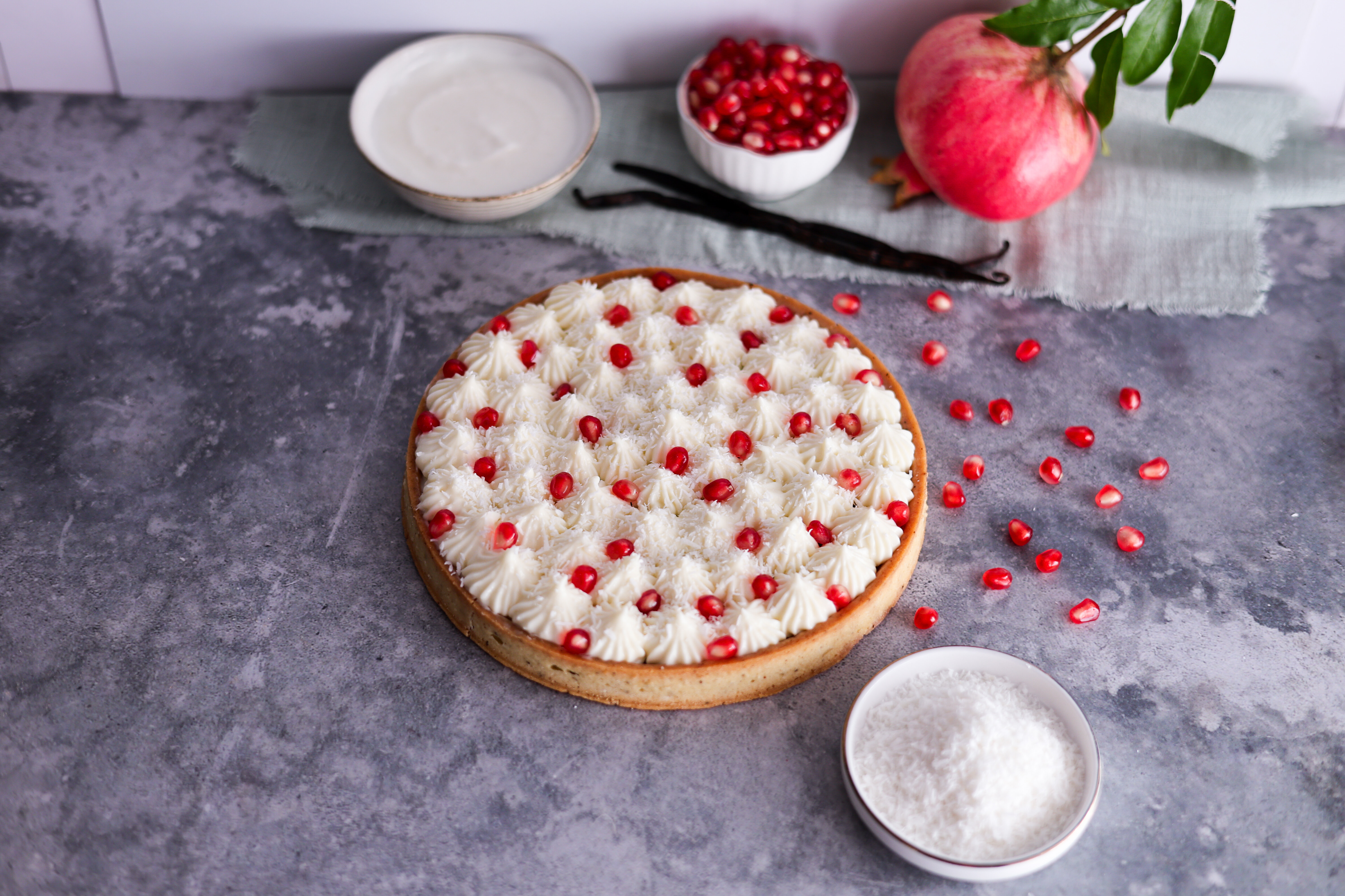 Crostata melagrana e yogurt al cocco: ricetta con namelaka cremosa Crostata melagrana e yogurt al cocco: ricetta con namelaka cremosa