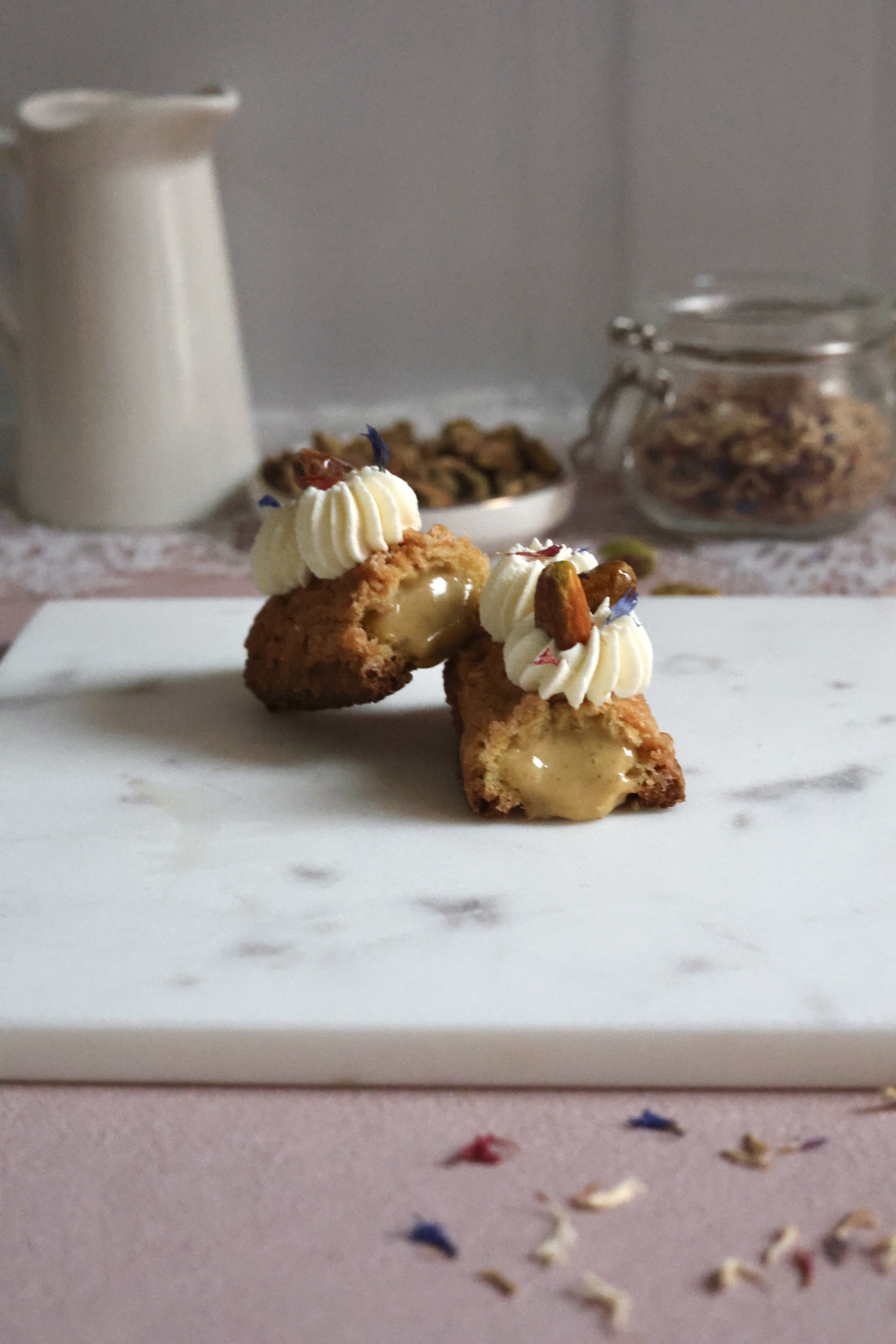 eclair, craqueli, crema al pistacchio