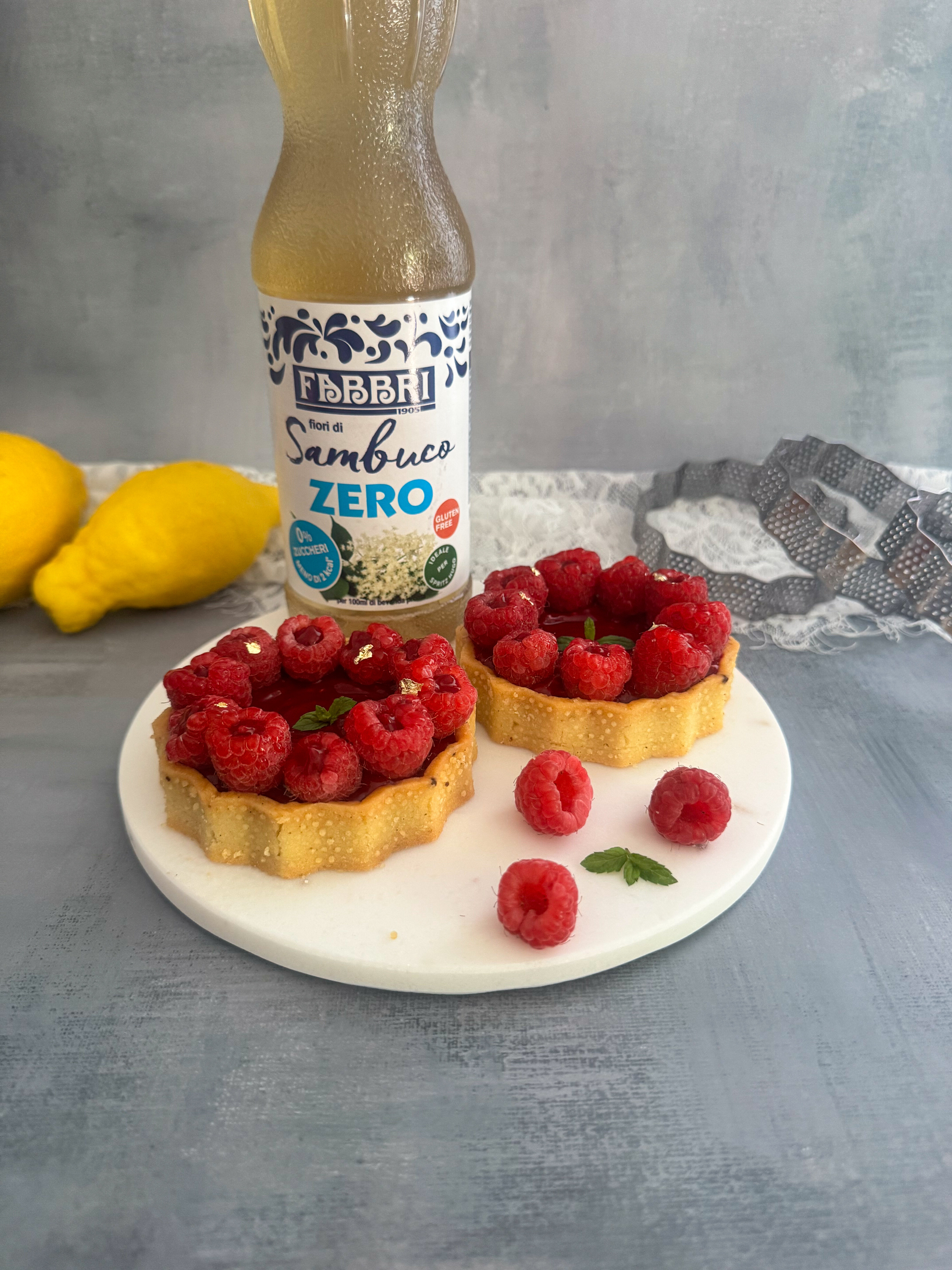 Crostatine fiori di sambuco e lamponi