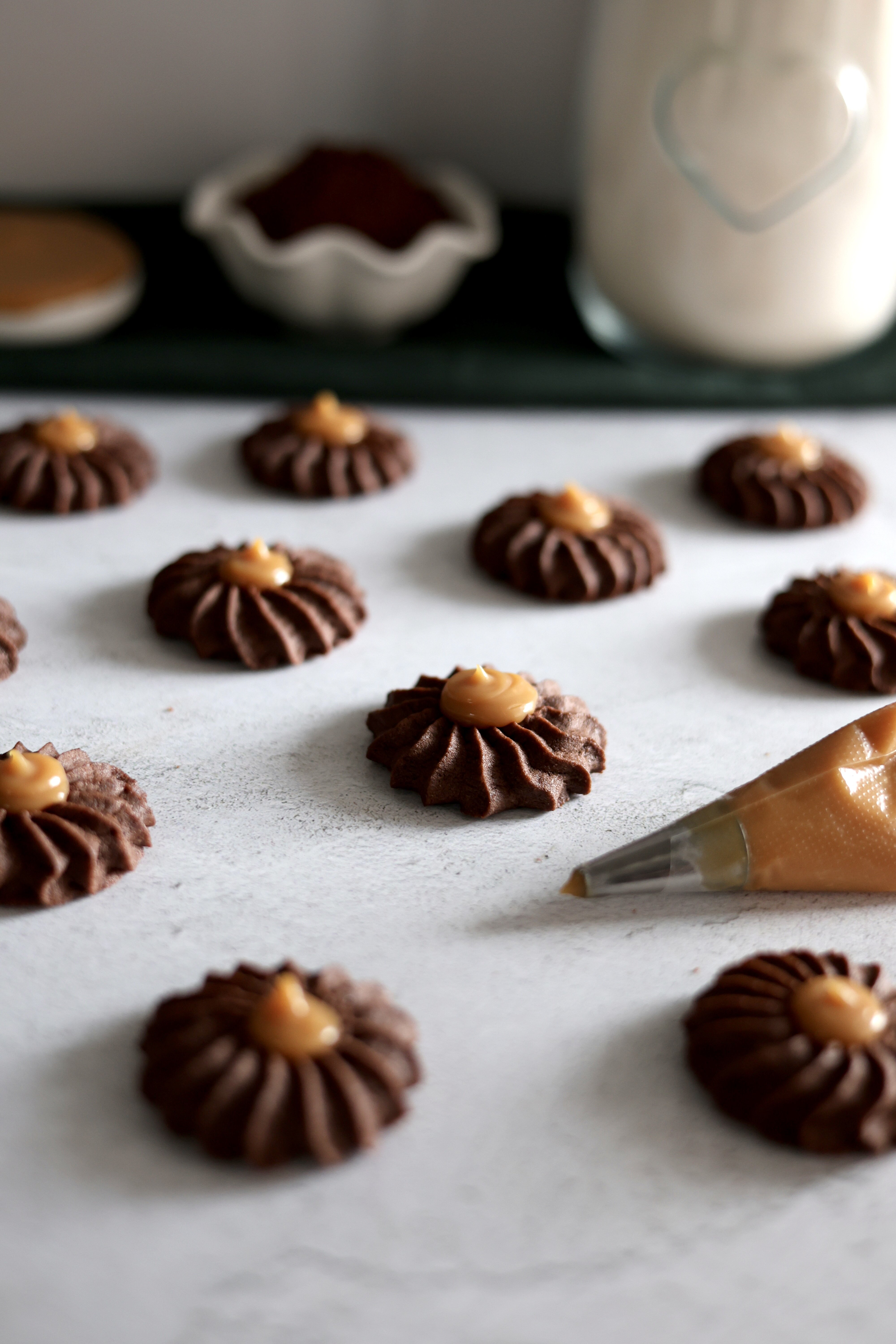 Biscotti di frolla montata al cacao e caramello salato
