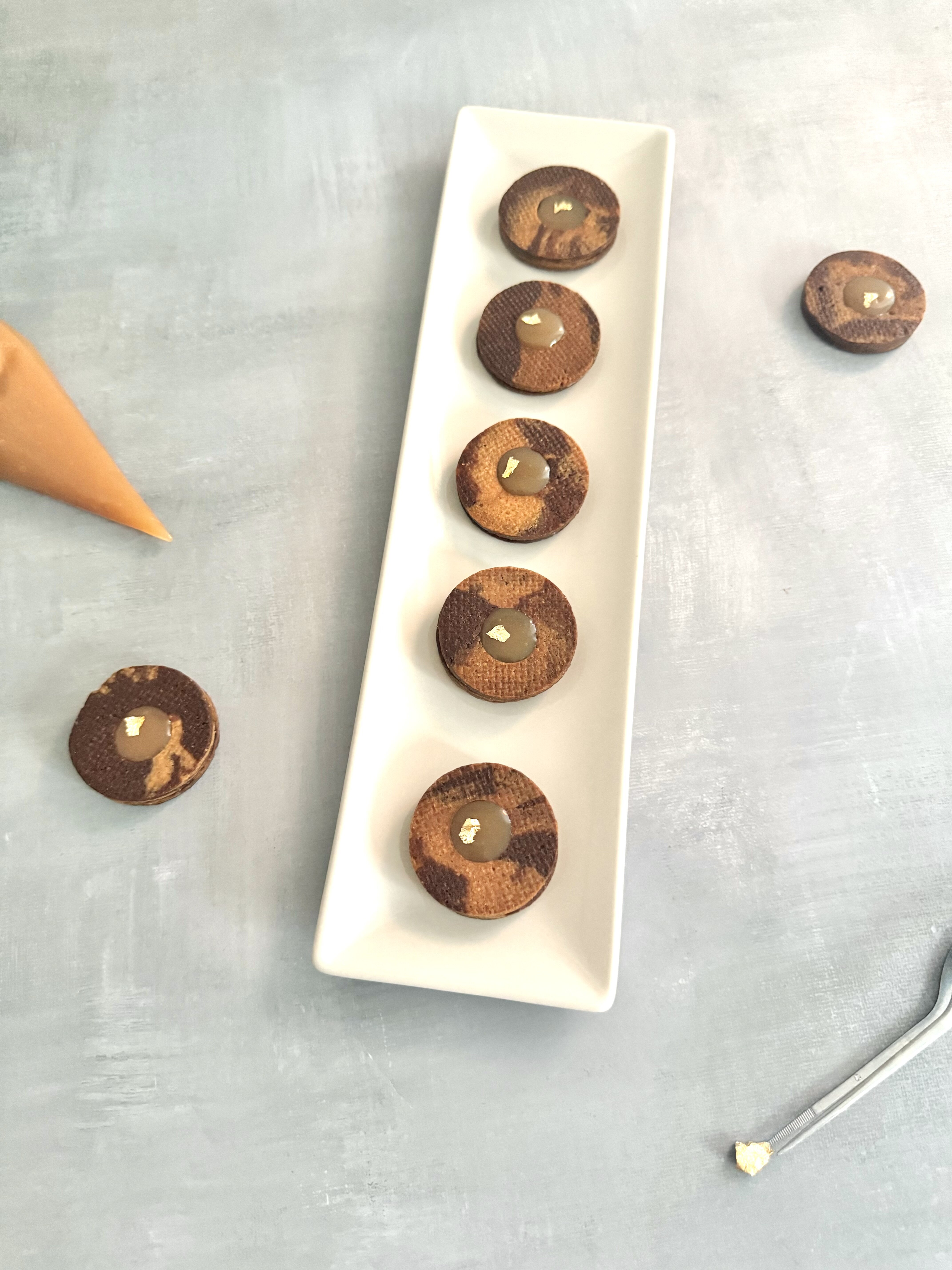 Biscotti variegati al cacao e caramello salato