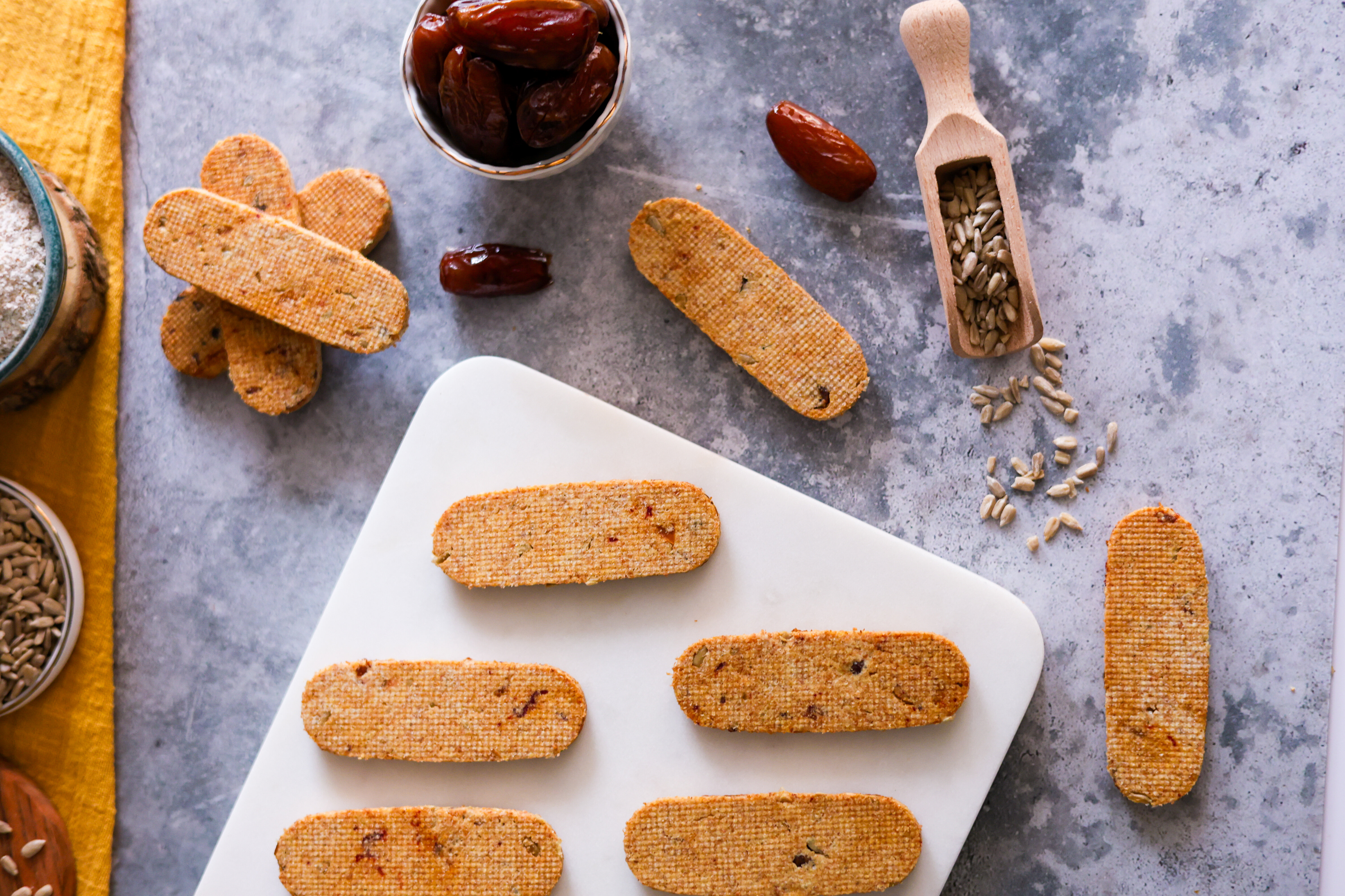Biscotti integrali con datteri, semi di girasole e limone Biscotti integrali con datteri, semi di girasole e limone