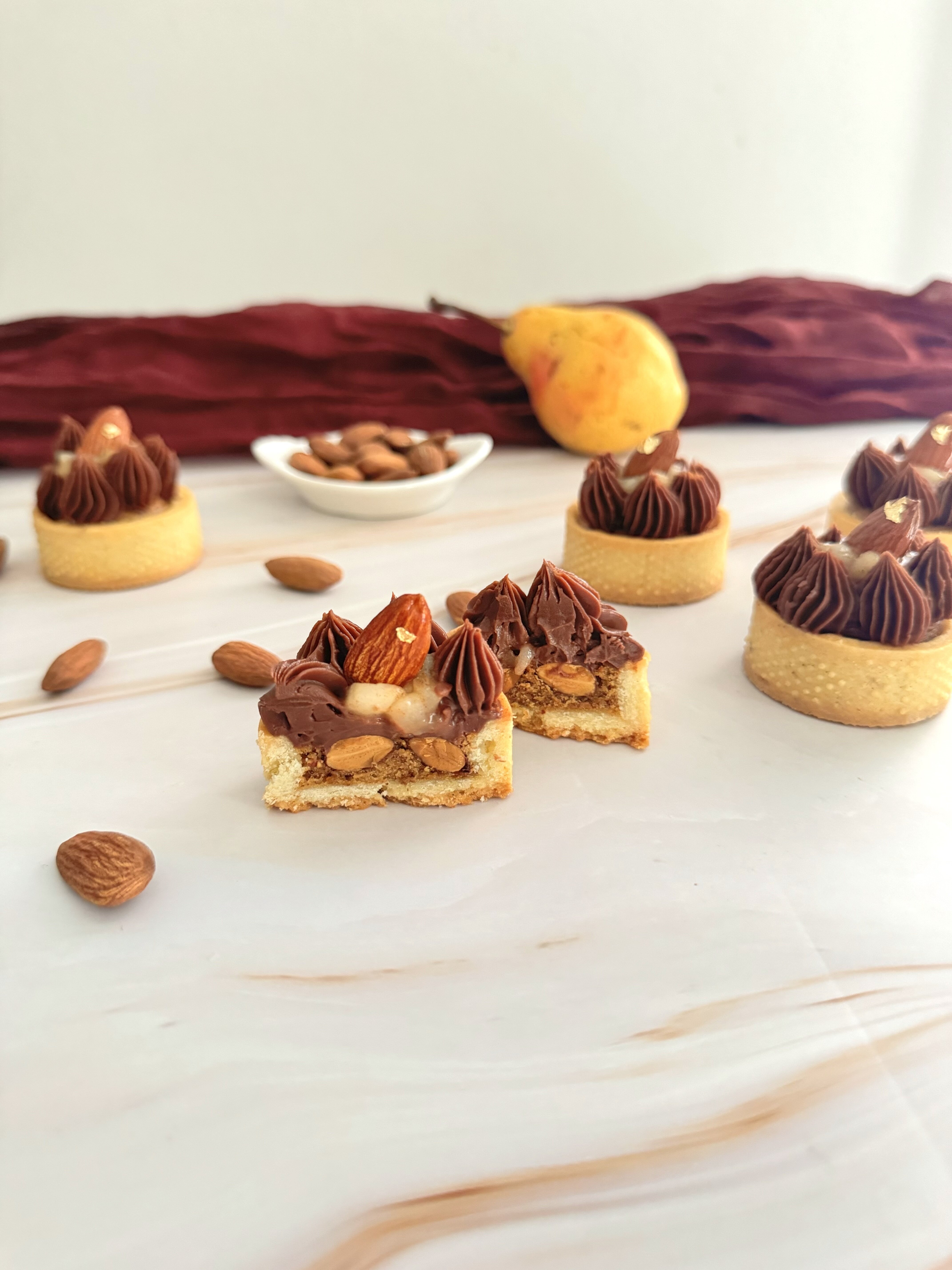 Mini crostatine alle mandorle, pere e cioccolato