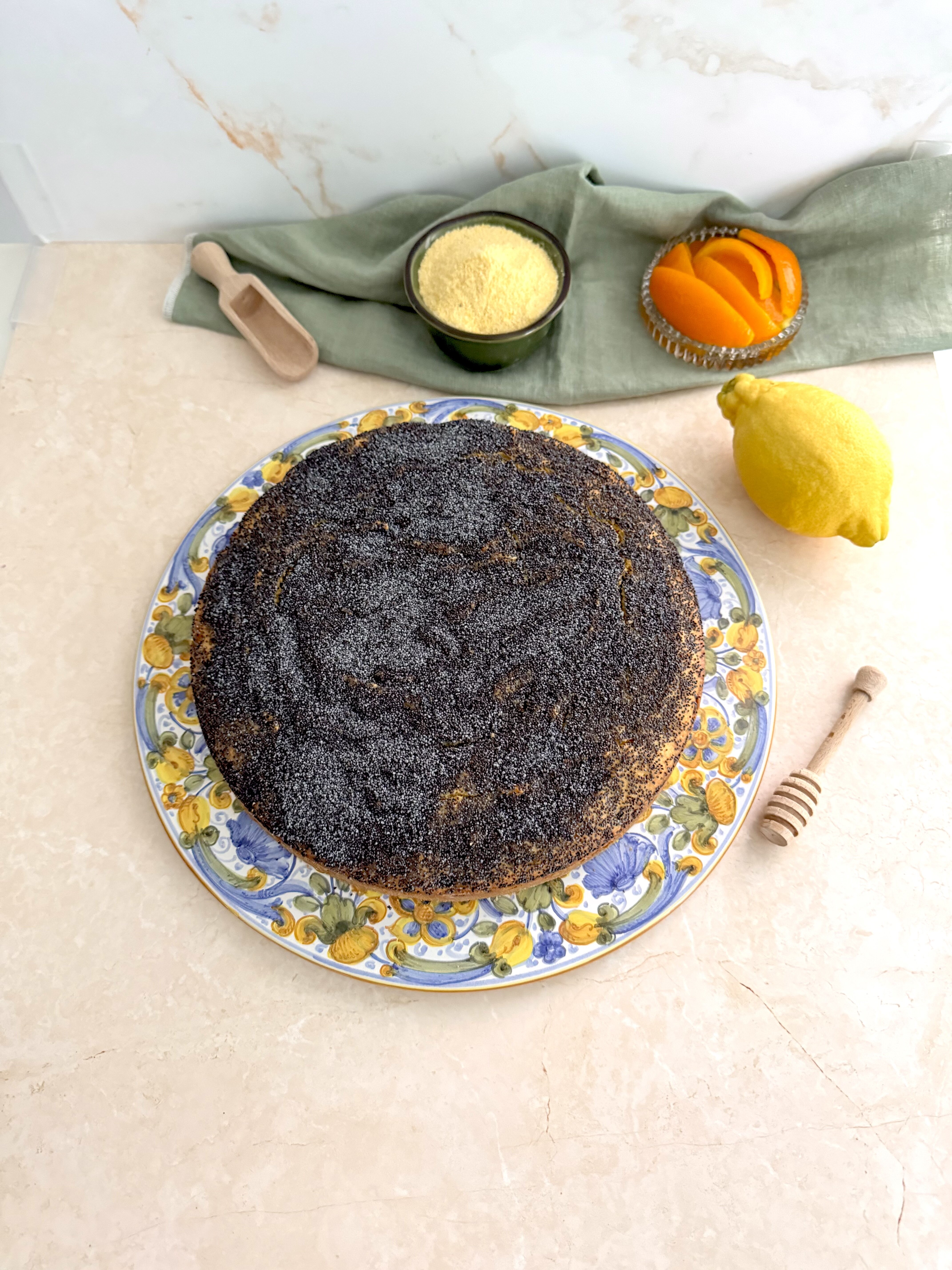 Torta di mais, arancia e semi di papavero