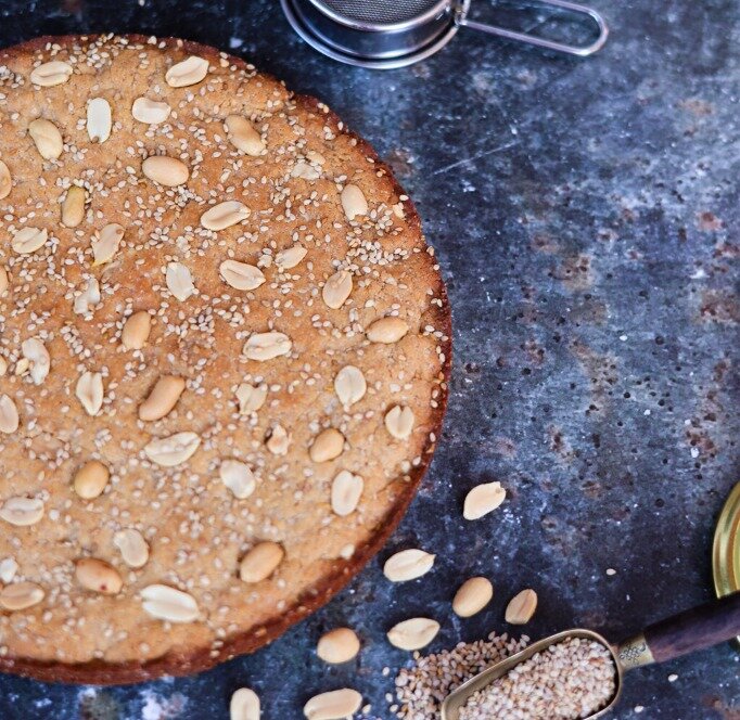 Torta biscotto alle arachidi, sesamo e miele: ricetta facile e veloce Torta biscotto alle arachidi, sesamo e miele: ricetta facile e veloce