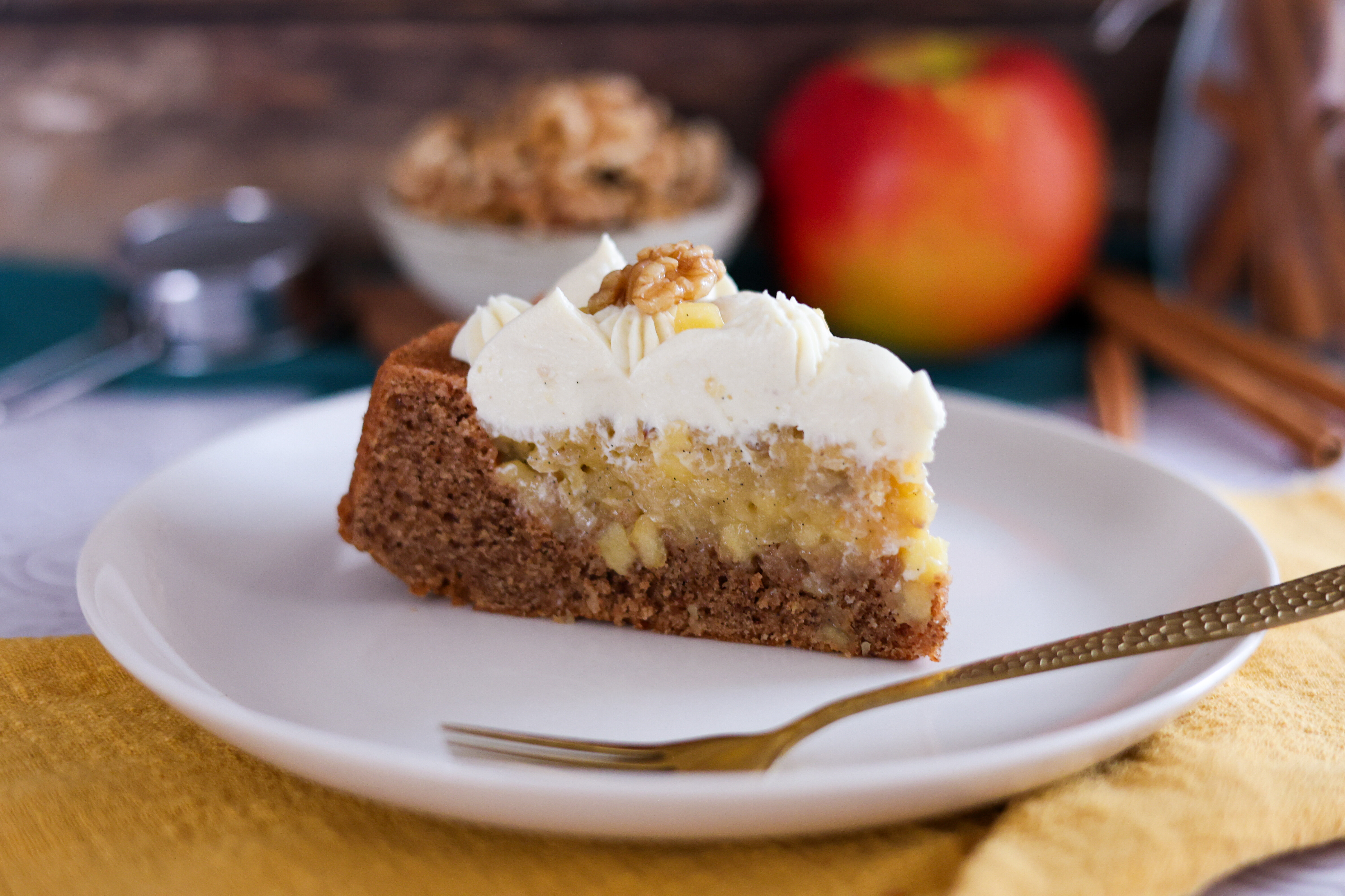 Torta alle mele, noci e cannella: ricetta con namelaka alle mele super cremosa