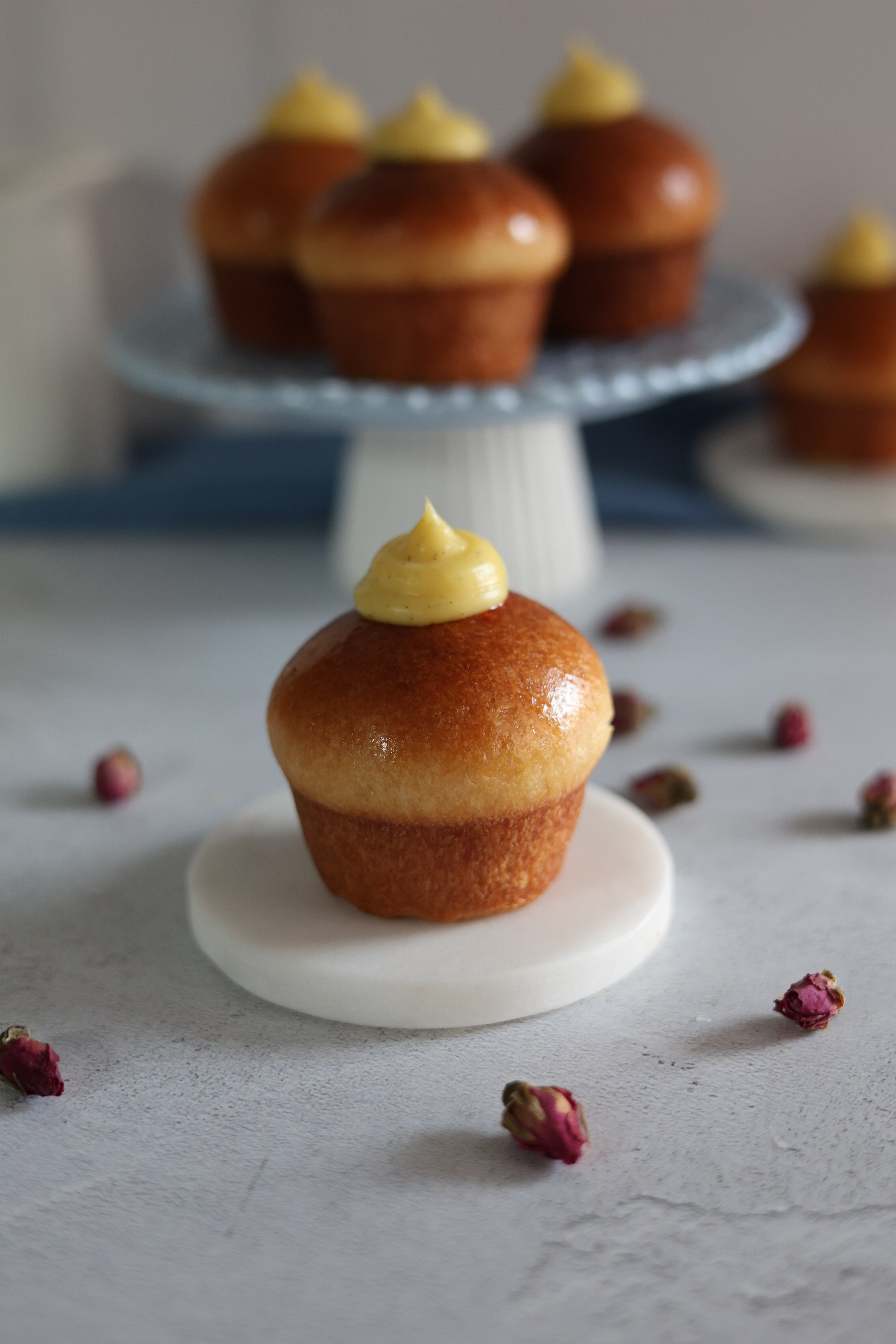 brioche, colazione, crema e fragole