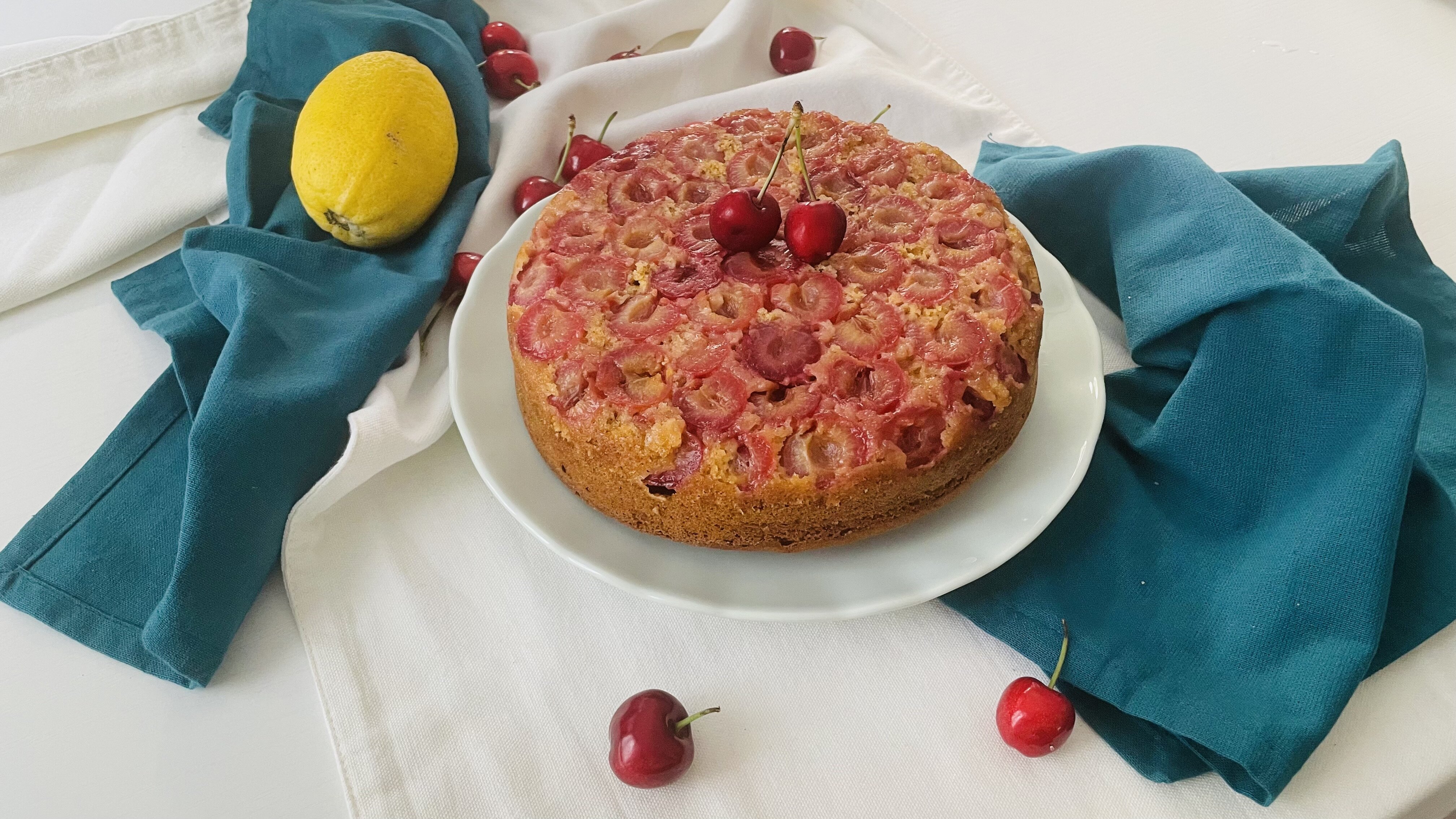 Torta integrale rovesciata alle ciliegie