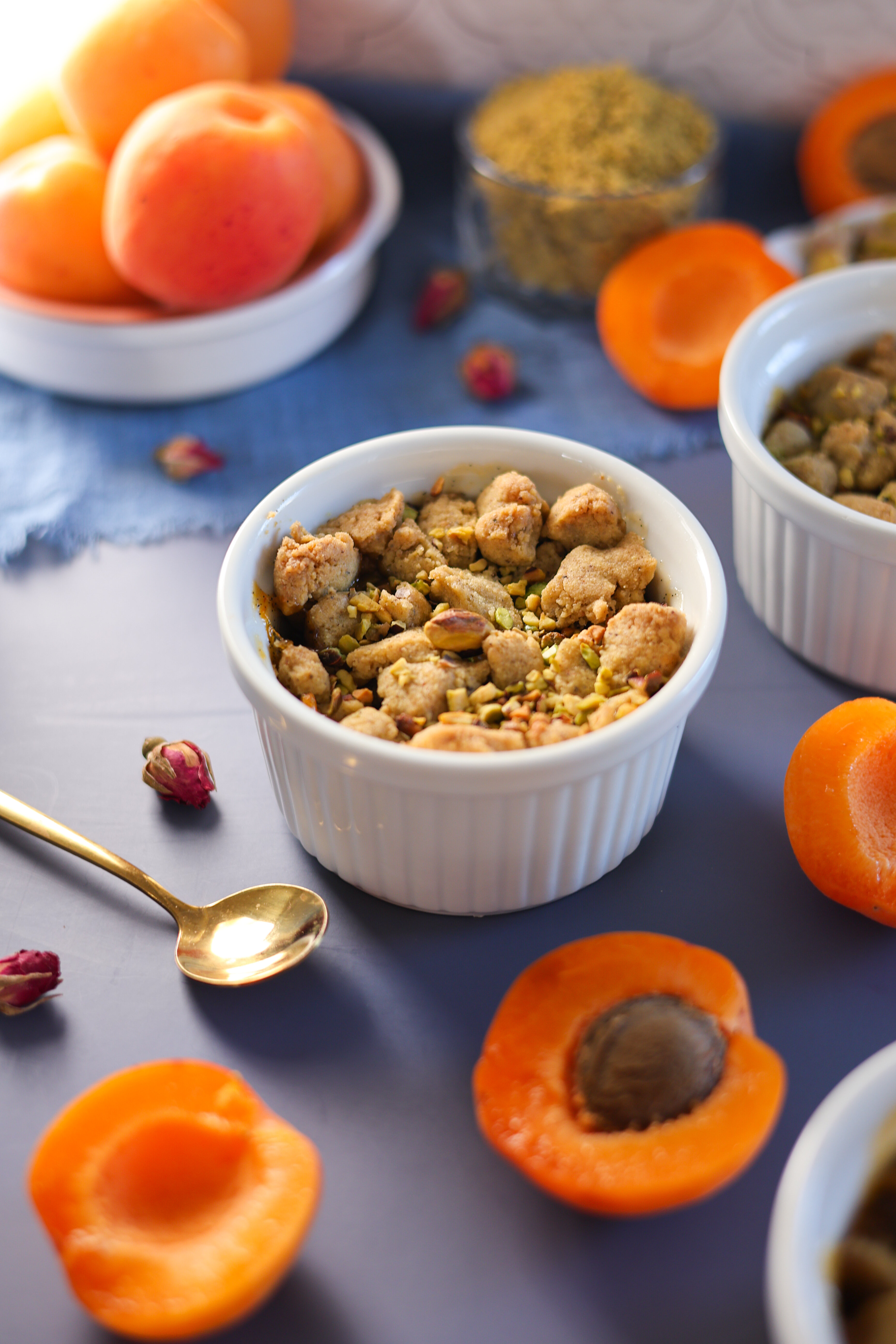 crumble, albicocche, pistacchio