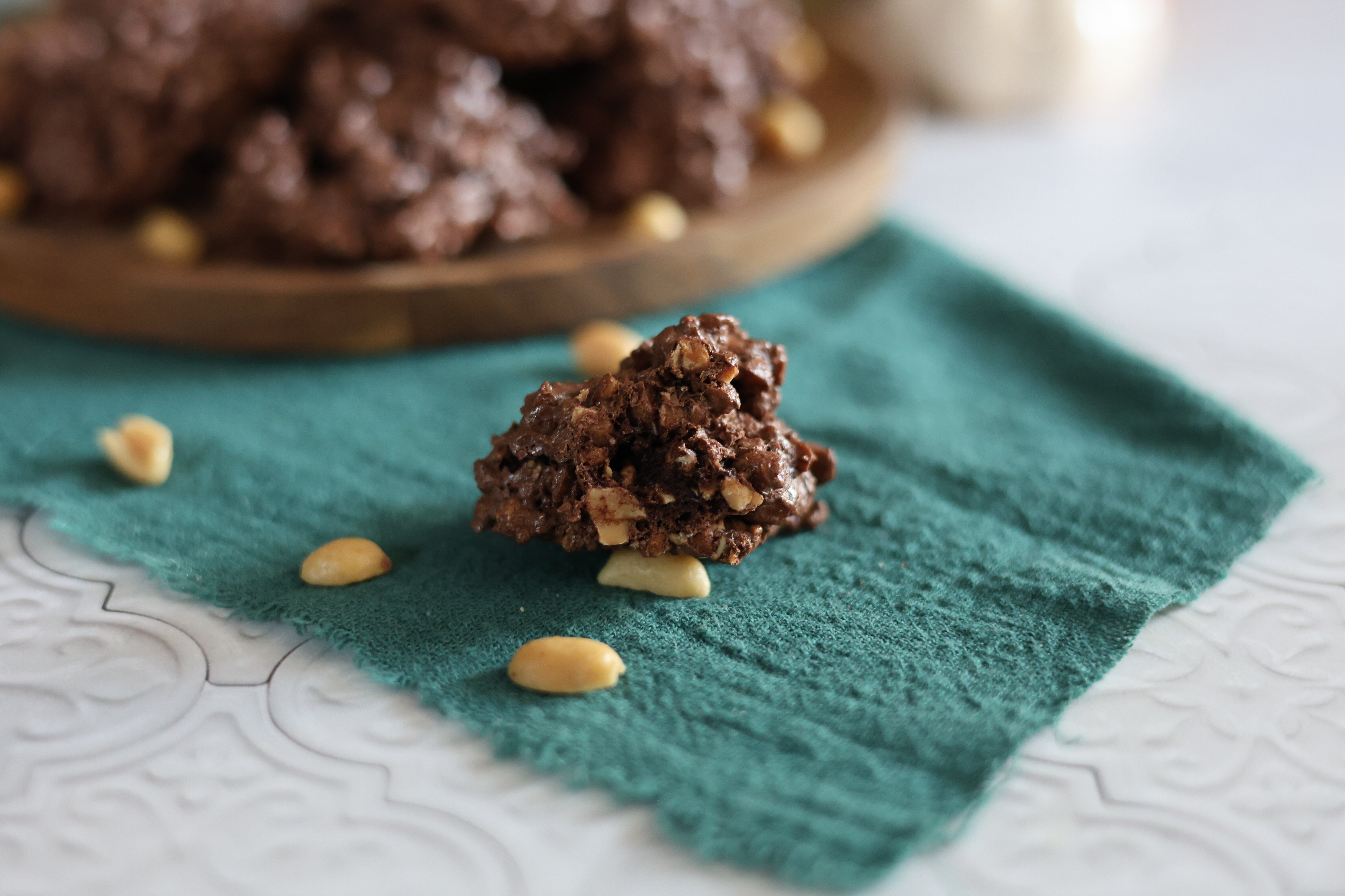 Brutti ma buoni al cacao e arachidi: ricetta senza farina Brutti ma buoni al cacao e arachidi: ricetta senza farina