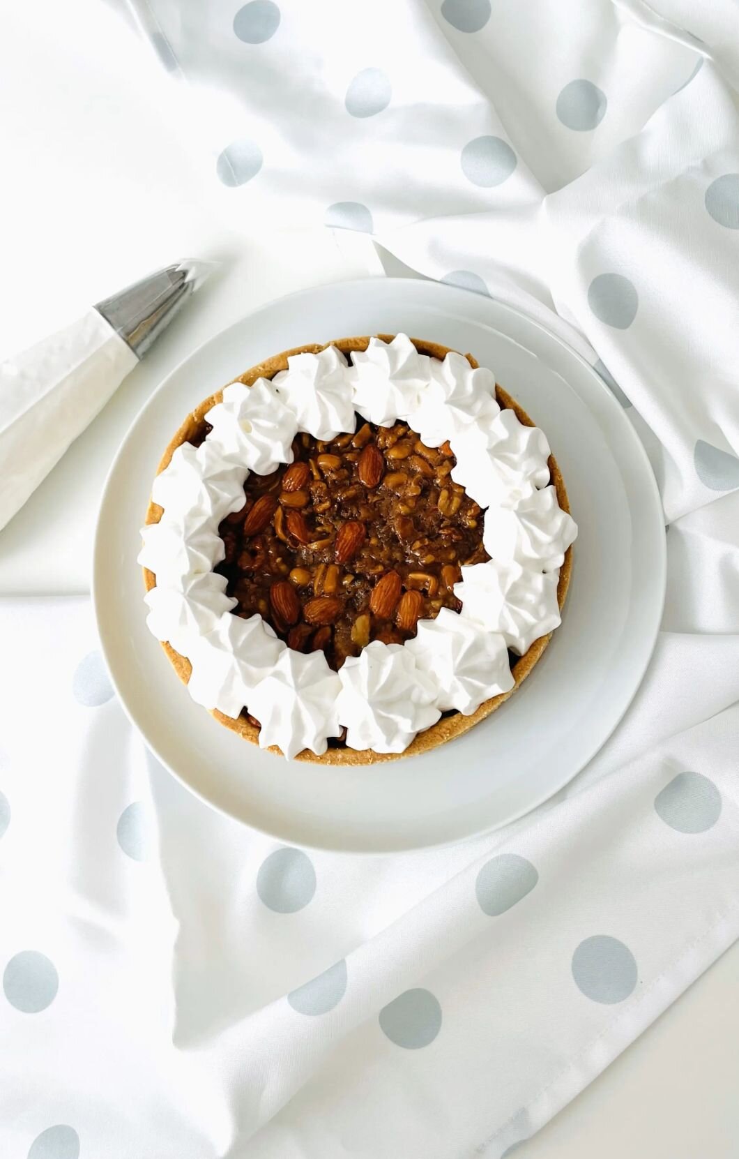 Crostata al caramello salato, frutta secca e meringa italiana