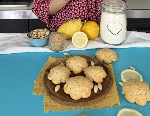 Biscotti fior di limone e mandorle limone, mandorle, biscotti