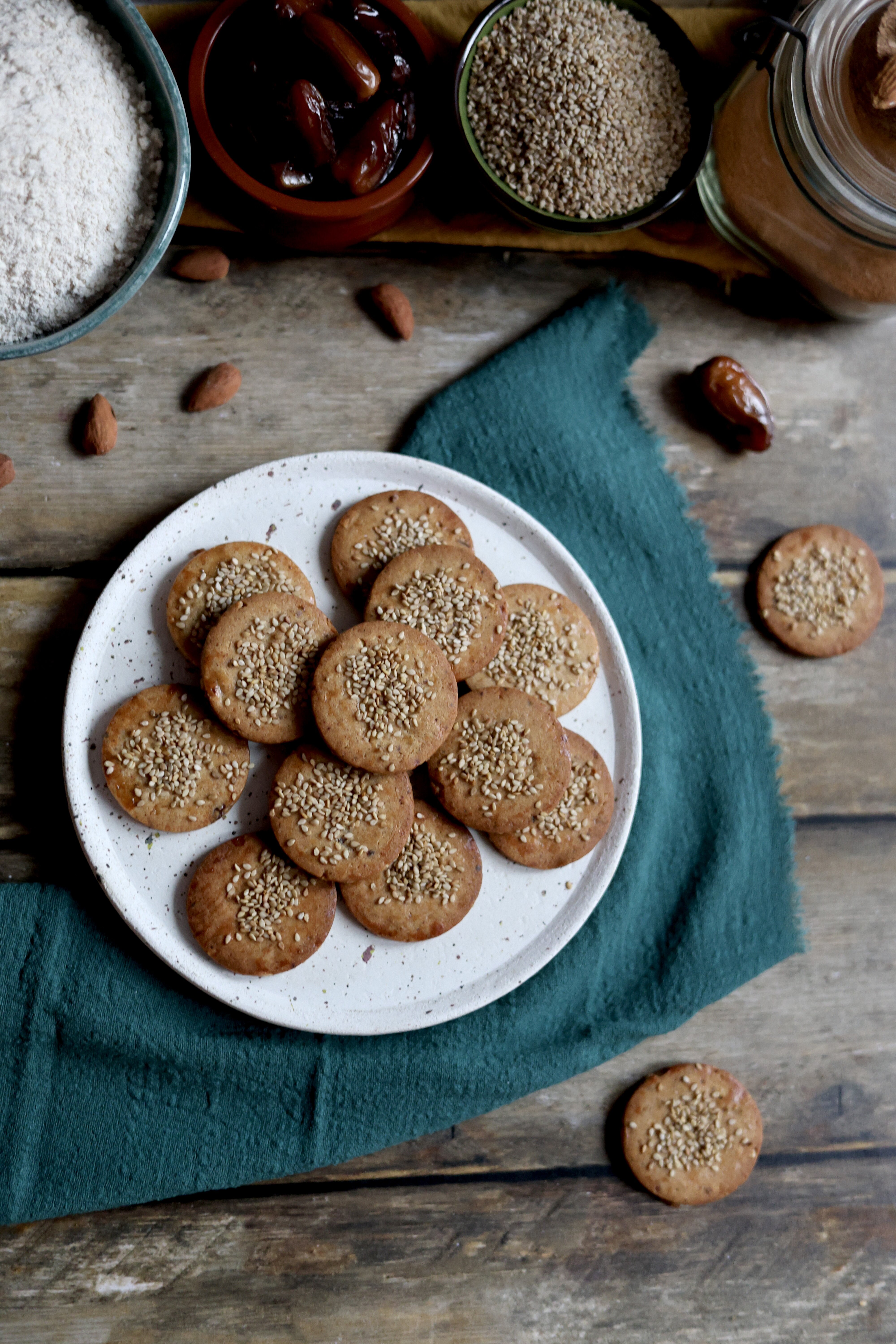 Biscotti ai datteri, mandorle e sesamo