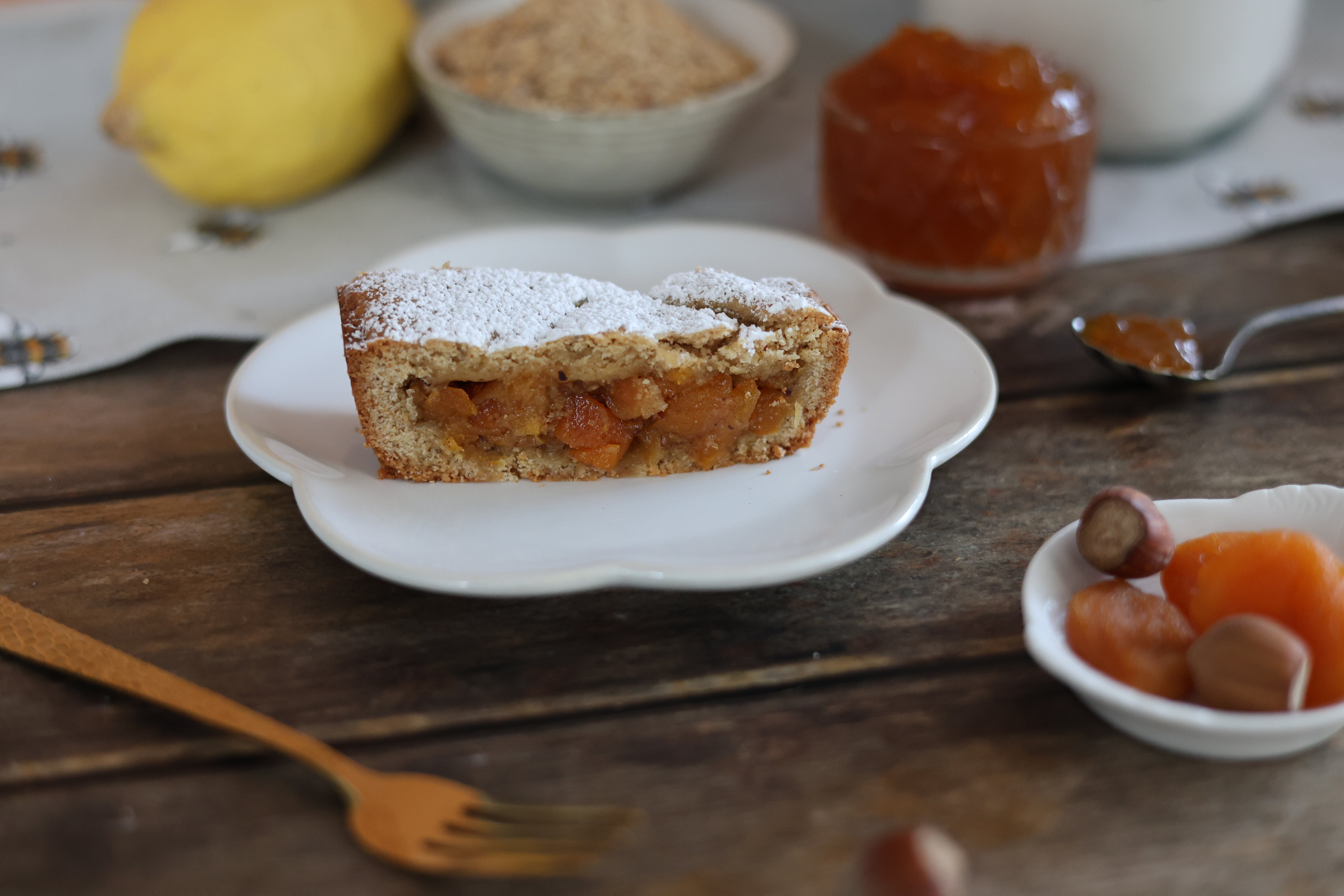 Cake con cuore di albicocche e nocciole Cake con cuore di albicocche e nocciole