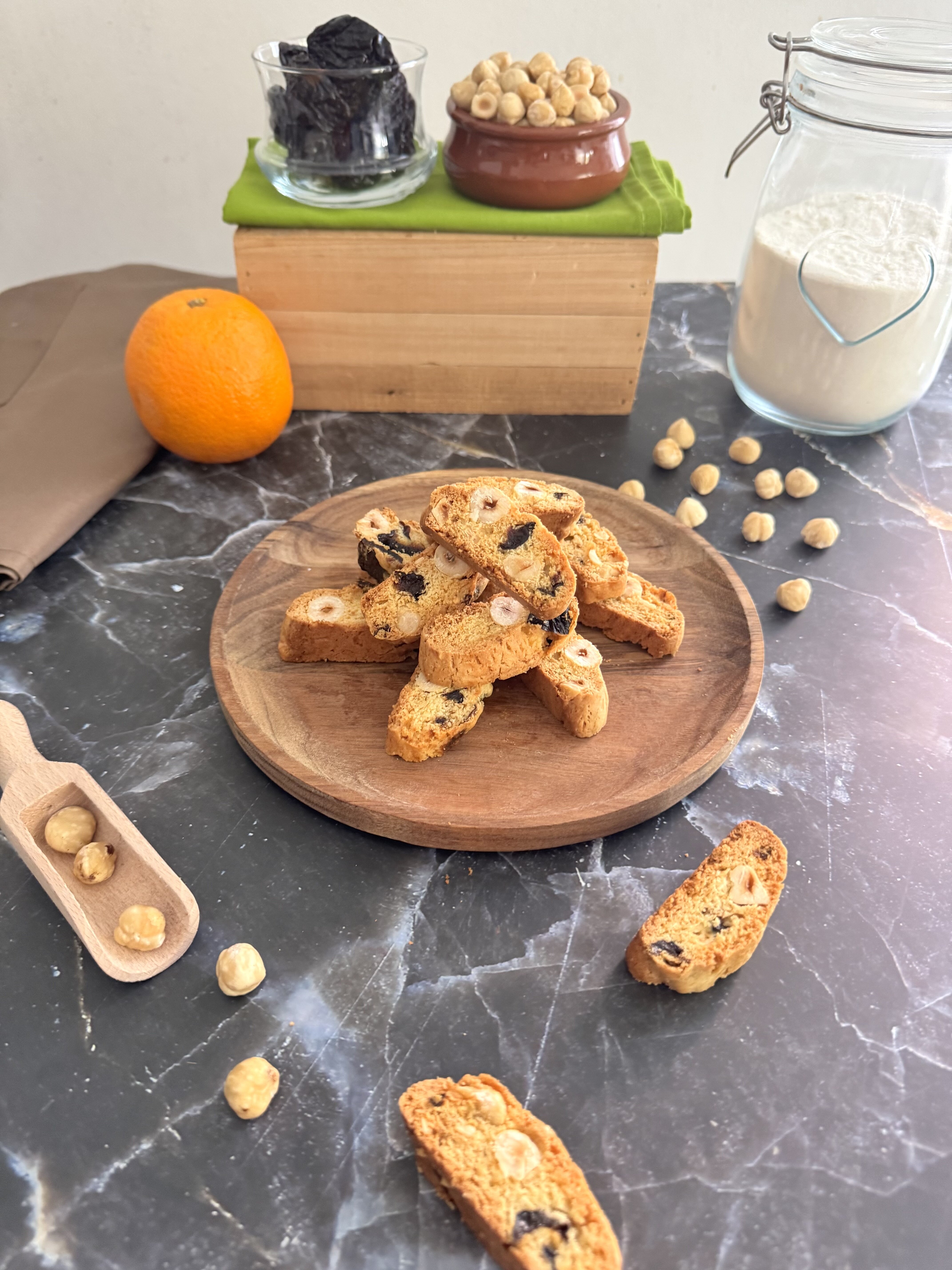 Biscotti tagliati nocciole e prugne