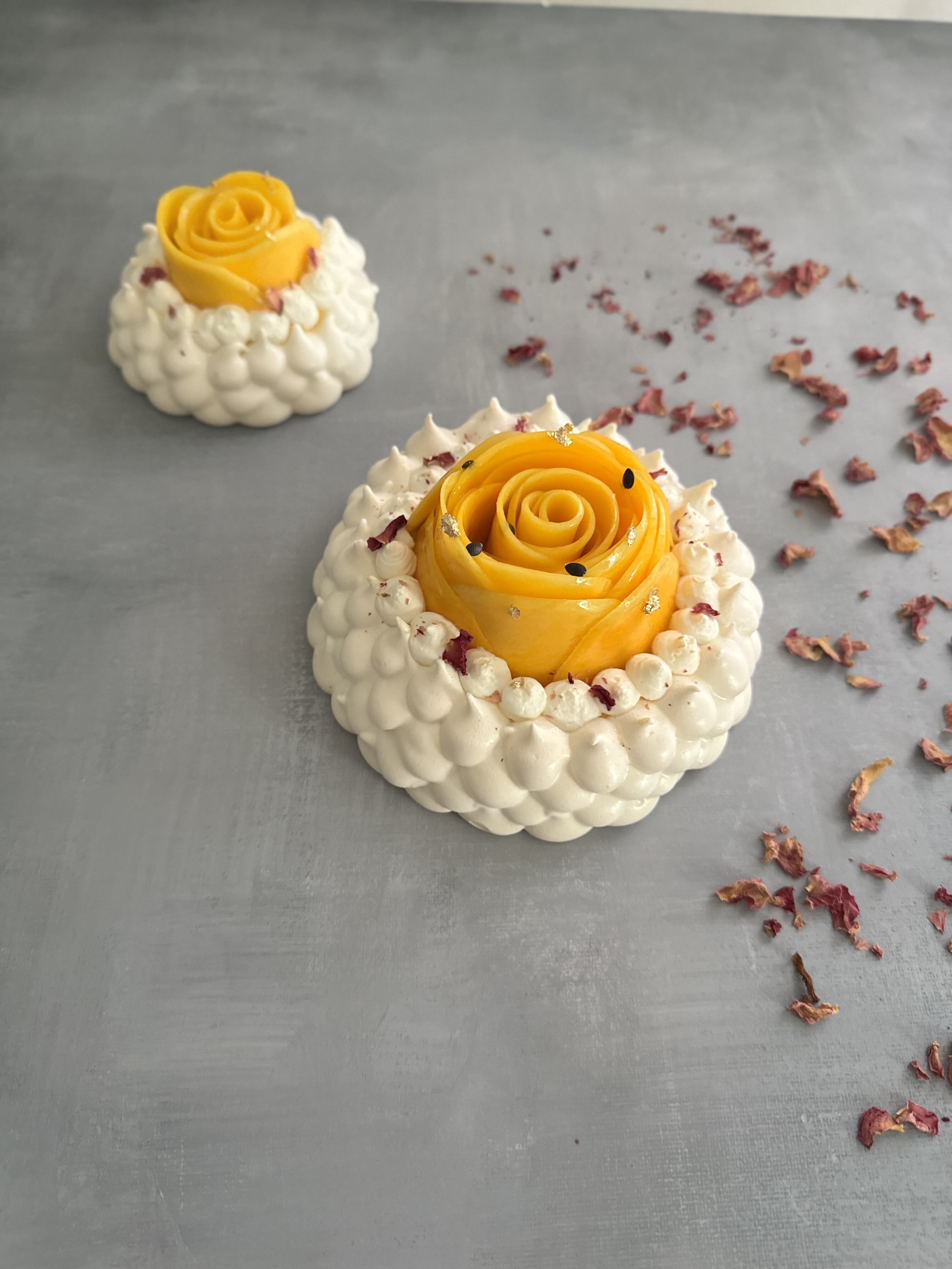 Pavlova al mango e passione fruit