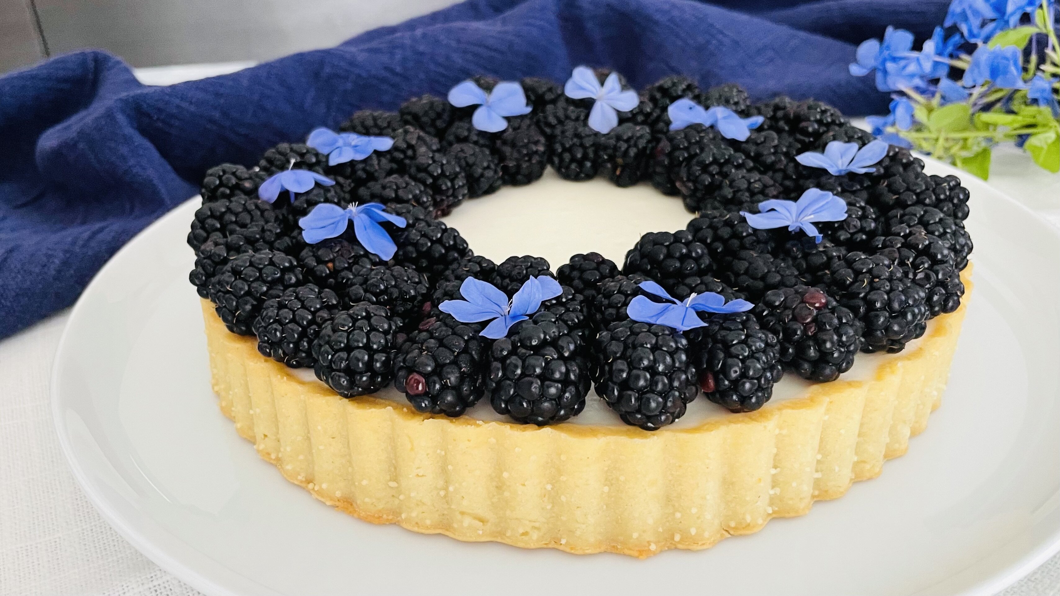 Crostata con panna cotta allo yogurt al cocco e more